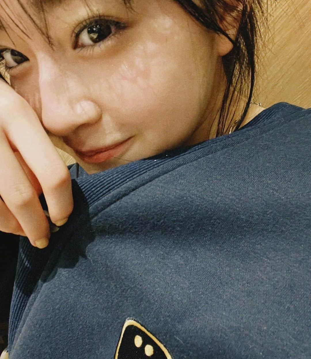 足川結珠さんのインスタグラム写真 - (足川結珠Instagram)「. ニコラTVで紹介したカーディガン💚 左にあるニコちゃんマークが可愛いすぎて沢山着てます✿   最近よく好きなコスメブランドなに~？って聞かれるんだけど、 私はクリオとアイムミミがすきだよ~！  #足川結珠 #nicola #ニコラ #ニコモ #ニコラ2月号発売中 #ゆず #07 #エモいゆず」1月11日 15時52分 - yuzu_ashikawa1222official