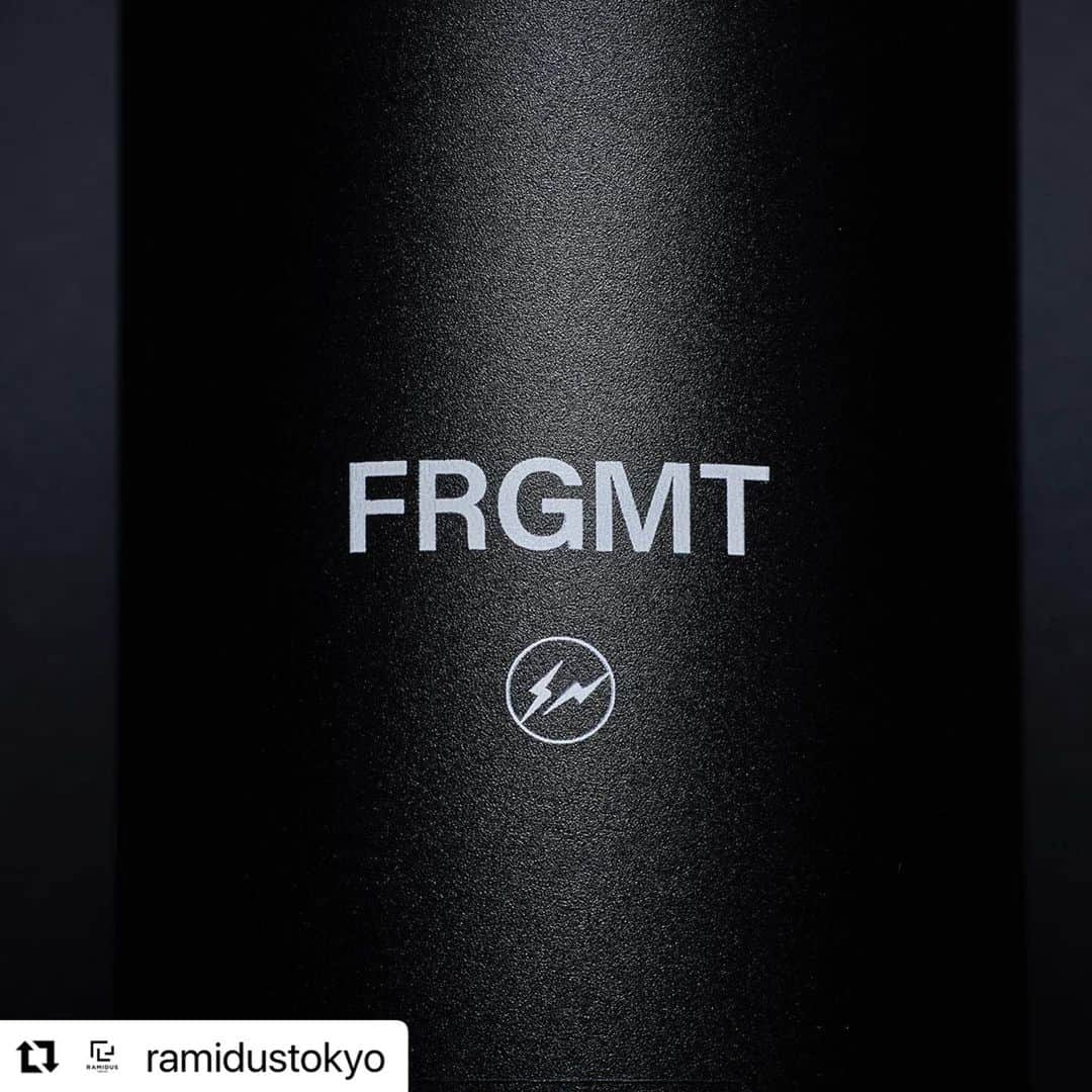 藤原ヒロシさんのインスタグラム写真 - (藤原ヒロシInstagram)「#Repost @ramidustokyo with @use.repost ・・・ cado × fragment 「BLACK BATON」  “空気をデザインする We design for atmosphere” をコンセプトに空気清浄機や加湿器などの開発・販売を手がける cado 藤原ヒロシ氏が率いる「fragment」との初のコラボレーションとして、スティック型ヘアドライヤー「BLACK BATON」を 2023年1月11日19:00より、カドーオンラインストアにて限定発売します。 cadoが理想のヘアドライヤーの形を追求した独自の発想をもとに、軽量化と効率的な送風機能の両立を、リレー競技用バトンのサイズで実現した新商品のスティック型ヘアドライヤー「baton」を、今回のコラボレーションでは、ボタン、コードなどの全てのパーツ部分をオールブラックに仕上げ、バックスタイルに「BLACK BATON」のプリントにロゴを施したスペシャルモデルです。 今回のコラボレーションモデルには RAMIDUS の “BLACK BEAUTY” シリーズから baton専用ケースを制作。オールブラックで統一されたケースには、〈FRGMT〉と稲妻マークを控え目に配し黒の魅力を最大限に引き出したデザインと、本体・カールブラシ・コードをそれぞれ別々に保護するポケットが付いており、コンパクトに収まる設計でありながら機能性を兼ね備えています。日常使いを想定した特別な専用ケースです。ショートトリップや出張のときに小型カバンに入れてもストレスなく持ち運ぶことが可能で、旅先でもいつもと同じスタイリングを楽しむことができます。  cado × fragment 「BLACK BATON」は、2023年1月11日(水)19:00 より カドーオンラインストア https://cado.com にて限定発売を予定しております。 ※こちらの商品はRAMIDUS各店での販売予定はございません。お問い合わせは @cado_official までお願いいたします。  #fragment #cado #baton #BLACKBATON  #カドー #バトン #ブラックバトン #バトン専用ポーチ #ramidus  #ramidustokyo  #blackbeauty  #ラミダス」1月11日 17時12分 - fujiwarahiroshi