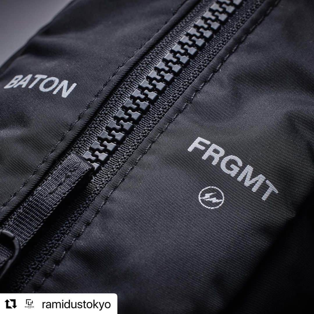 藤原ヒロシさんのインスタグラム写真 - (藤原ヒロシInstagram)「#Repost @ramidustokyo with @use.repost ・・・ cado × fragment 「BLACK BATON」  “空気をデザインする We design for atmosphere” をコンセプトに空気清浄機や加湿器などの開発・販売を手がける cado 藤原ヒロシ氏が率いる「fragment」との初のコラボレーションとして、スティック型ヘアドライヤー「BLACK BATON」を 2023年1月11日19:00より、カドーオンラインストアにて限定発売します。 cadoが理想のヘアドライヤーの形を追求した独自の発想をもとに、軽量化と効率的な送風機能の両立を、リレー競技用バトンのサイズで実現した新商品のスティック型ヘアドライヤー「baton」を、今回のコラボレーションでは、ボタン、コードなどの全てのパーツ部分をオールブラックに仕上げ、バックスタイルに「BLACK BATON」のプリントにロゴを施したスペシャルモデルです。 今回のコラボレーションモデルには RAMIDUS の “BLACK BEAUTY” シリーズから baton専用ケースを制作。オールブラックで統一されたケースには、〈FRGMT〉と稲妻マークを控え目に配し黒の魅力を最大限に引き出したデザインと、本体・カールブラシ・コードをそれぞれ別々に保護するポケットが付いており、コンパクトに収まる設計でありながら機能性を兼ね備えています。日常使いを想定した特別な専用ケースです。ショートトリップや出張のときに小型カバンに入れてもストレスなく持ち運ぶことが可能で、旅先でもいつもと同じスタイリングを楽しむことができます。  cado × fragment 「BLACK BATON」は、2023年1月11日(水)19:00 より カドーオンラインストア https://cado.com にて限定発売を予定しております。 ※こちらの商品はRAMIDUS各店での販売予定はございません。お問い合わせは @cado_official までお願いいたします。  #fragment #cado #baton #BLACKBATON  #カドー #バトン #ブラックバトン #バトン専用ポーチ #ramidus  #ramidustokyo  #blackbeauty  #ラミダス」1月11日 17時12分 - fujiwarahiroshi