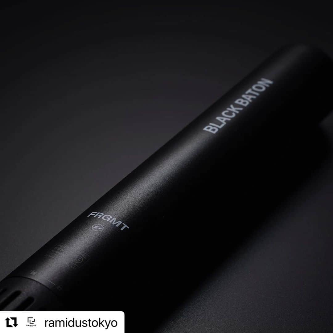 藤原ヒロシさんのインスタグラム写真 - (藤原ヒロシInstagram)「#Repost @ramidustokyo with @use.repost ・・・ cado × fragment 「BLACK BATON」  “空気をデザインする We design for atmosphere” をコンセプトに空気清浄機や加湿器などの開発・販売を手がける cado 藤原ヒロシ氏が率いる「fragment」との初のコラボレーションとして、スティック型ヘアドライヤー「BLACK BATON」を 2023年1月11日19:00より、カドーオンラインストアにて限定発売します。 cadoが理想のヘアドライヤーの形を追求した独自の発想をもとに、軽量化と効率的な送風機能の両立を、リレー競技用バトンのサイズで実現した新商品のスティック型ヘアドライヤー「baton」を、今回のコラボレーションでは、ボタン、コードなどの全てのパーツ部分をオールブラックに仕上げ、バックスタイルに「BLACK BATON」のプリントにロゴを施したスペシャルモデルです。 今回のコラボレーションモデルには RAMIDUS の “BLACK BEAUTY” シリーズから baton専用ケースを制作。オールブラックで統一されたケースには、〈FRGMT〉と稲妻マークを控え目に配し黒の魅力を最大限に引き出したデザインと、本体・カールブラシ・コードをそれぞれ別々に保護するポケットが付いており、コンパクトに収まる設計でありながら機能性を兼ね備えています。日常使いを想定した特別な専用ケースです。ショートトリップや出張のときに小型カバンに入れてもストレスなく持ち運ぶことが可能で、旅先でもいつもと同じスタイリングを楽しむことができます。  cado × fragment 「BLACK BATON」は、2023年1月11日(水)19:00 より カドーオンラインストア https://cado.com にて限定発売を予定しております。 ※こちらの商品はRAMIDUS各店での販売予定はございません。お問い合わせは @cado_official までお願いいたします。  #fragment #cado #baton #BLACKBATON  #カドー #バトン #ブラックバトン #バトン専用ポーチ #ramidus  #ramidustokyo  #blackbeauty  #ラミダス」1月11日 17時12分 - fujiwarahiroshi