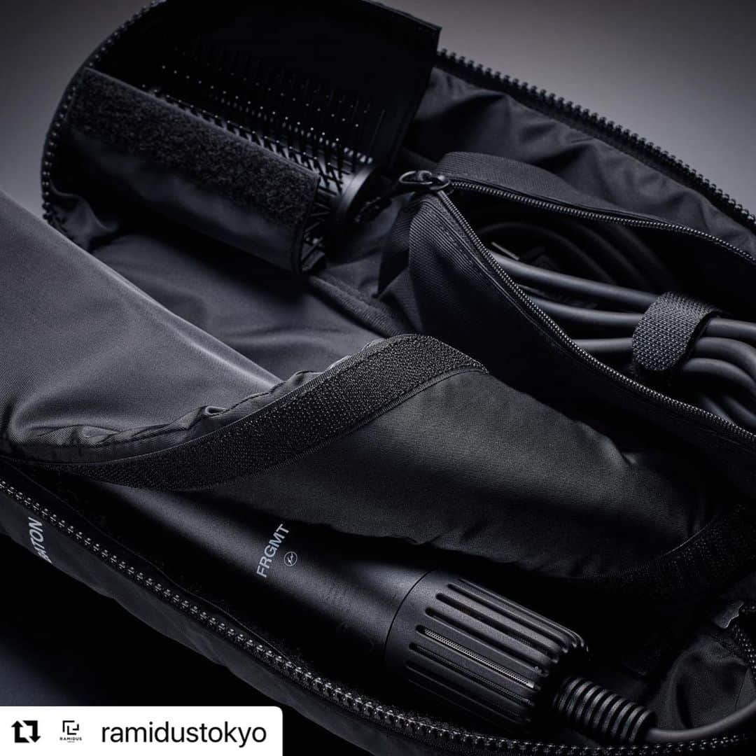 藤原ヒロシさんのインスタグラム写真 - (藤原ヒロシInstagram)「#Repost @ramidustokyo with @use.repost ・・・ cado × fragment 「BLACK BATON」  “空気をデザインする We design for atmosphere” をコンセプトに空気清浄機や加湿器などの開発・販売を手がける cado 藤原ヒロシ氏が率いる「fragment」との初のコラボレーションとして、スティック型ヘアドライヤー「BLACK BATON」を 2023年1月11日19:00より、カドーオンラインストアにて限定発売します。 cadoが理想のヘアドライヤーの形を追求した独自の発想をもとに、軽量化と効率的な送風機能の両立を、リレー競技用バトンのサイズで実現した新商品のスティック型ヘアドライヤー「baton」を、今回のコラボレーションでは、ボタン、コードなどの全てのパーツ部分をオールブラックに仕上げ、バックスタイルに「BLACK BATON」のプリントにロゴを施したスペシャルモデルです。 今回のコラボレーションモデルには RAMIDUS の “BLACK BEAUTY” シリーズから baton専用ケースを制作。オールブラックで統一されたケースには、〈FRGMT〉と稲妻マークを控え目に配し黒の魅力を最大限に引き出したデザインと、本体・カールブラシ・コードをそれぞれ別々に保護するポケットが付いており、コンパクトに収まる設計でありながら機能性を兼ね備えています。日常使いを想定した特別な専用ケースです。ショートトリップや出張のときに小型カバンに入れてもストレスなく持ち運ぶことが可能で、旅先でもいつもと同じスタイリングを楽しむことができます。  cado × fragment 「BLACK BATON」は、2023年1月11日(水)19:00 より カドーオンラインストア https://cado.com にて限定発売を予定しております。 ※こちらの商品はRAMIDUS各店での販売予定はございません。お問い合わせは @cado_official までお願いいたします。  #fragment #cado #baton #BLACKBATON  #カドー #バトン #ブラックバトン #バトン専用ポーチ #ramidus  #ramidustokyo  #blackbeauty  #ラミダス」1月11日 17時12分 - fujiwarahiroshi