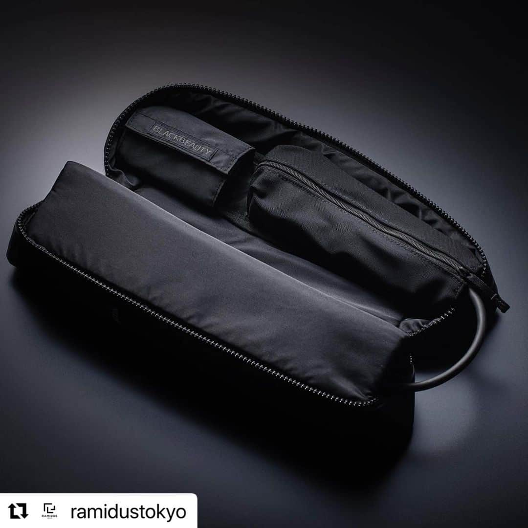 藤原ヒロシさんのインスタグラム写真 - (藤原ヒロシInstagram)「#Repost @ramidustokyo with @use.repost ・・・ cado × fragment 「BLACK BATON」  “空気をデザインする We design for atmosphere” をコンセプトに空気清浄機や加湿器などの開発・販売を手がける cado 藤原ヒロシ氏が率いる「fragment」との初のコラボレーションとして、スティック型ヘアドライヤー「BLACK BATON」を 2023年1月11日19:00より、カドーオンラインストアにて限定発売します。 cadoが理想のヘアドライヤーの形を追求した独自の発想をもとに、軽量化と効率的な送風機能の両立を、リレー競技用バトンのサイズで実現した新商品のスティック型ヘアドライヤー「baton」を、今回のコラボレーションでは、ボタン、コードなどの全てのパーツ部分をオールブラックに仕上げ、バックスタイルに「BLACK BATON」のプリントにロゴを施したスペシャルモデルです。 今回のコラボレーションモデルには RAMIDUS の “BLACK BEAUTY” シリーズから baton専用ケースを制作。オールブラックで統一されたケースには、〈FRGMT〉と稲妻マークを控え目に配し黒の魅力を最大限に引き出したデザインと、本体・カールブラシ・コードをそれぞれ別々に保護するポケットが付いており、コンパクトに収まる設計でありながら機能性を兼ね備えています。日常使いを想定した特別な専用ケースです。ショートトリップや出張のときに小型カバンに入れてもストレスなく持ち運ぶことが可能で、旅先でもいつもと同じスタイリングを楽しむことができます。  cado × fragment 「BLACK BATON」は、2023年1月11日(水)19:00 より カドーオンラインストア https://cado.com にて限定発売を予定しております。 ※こちらの商品はRAMIDUS各店での販売予定はございません。お問い合わせは @cado_official までお願いいたします。  #fragment #cado #baton #BLACKBATON  #カドー #バトン #ブラックバトン #バトン専用ポーチ #ramidus  #ramidustokyo  #blackbeauty  #ラミダス」1月11日 17時12分 - fujiwarahiroshi