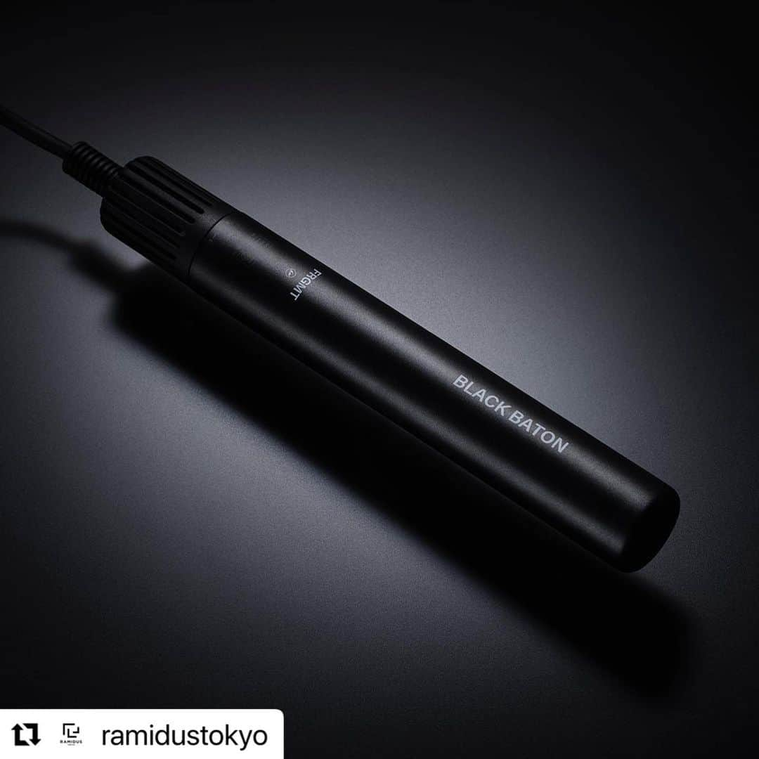 藤原ヒロシさんのインスタグラム写真 - (藤原ヒロシInstagram)「#Repost @ramidustokyo with @use.repost ・・・ cado × fragment 「BLACK BATON」  “空気をデザインする We design for atmosphere” をコンセプトに空気清浄機や加湿器などの開発・販売を手がける cado 藤原ヒロシ氏が率いる「fragment」との初のコラボレーションとして、スティック型ヘアドライヤー「BLACK BATON」を 2023年1月11日19:00より、カドーオンラインストアにて限定発売します。 cadoが理想のヘアドライヤーの形を追求した独自の発想をもとに、軽量化と効率的な送風機能の両立を、リレー競技用バトンのサイズで実現した新商品のスティック型ヘアドライヤー「baton」を、今回のコラボレーションでは、ボタン、コードなどの全てのパーツ部分をオールブラックに仕上げ、バックスタイルに「BLACK BATON」のプリントにロゴを施したスペシャルモデルです。 今回のコラボレーションモデルには RAMIDUS の “BLACK BEAUTY” シリーズから baton専用ケースを制作。オールブラックで統一されたケースには、〈FRGMT〉と稲妻マークを控え目に配し黒の魅力を最大限に引き出したデザインと、本体・カールブラシ・コードをそれぞれ別々に保護するポケットが付いており、コンパクトに収まる設計でありながら機能性を兼ね備えています。日常使いを想定した特別な専用ケースです。ショートトリップや出張のときに小型カバンに入れてもストレスなく持ち運ぶことが可能で、旅先でもいつもと同じスタイリングを楽しむことができます。  cado × fragment 「BLACK BATON」は、2023年1月11日(水)19:00 より カドーオンラインストア https://cado.com にて限定発売を予定しております。 ※こちらの商品はRAMIDUS各店での販売予定はございません。お問い合わせは @cado_official までお願いいたします。  #fragment #cado #baton #BLACKBATON  #カドー #バトン #ブラックバトン #バトン専用ポーチ #ramidus  #ramidustokyo  #blackbeauty  #ラミダス」1月11日 17時12分 - fujiwarahiroshi