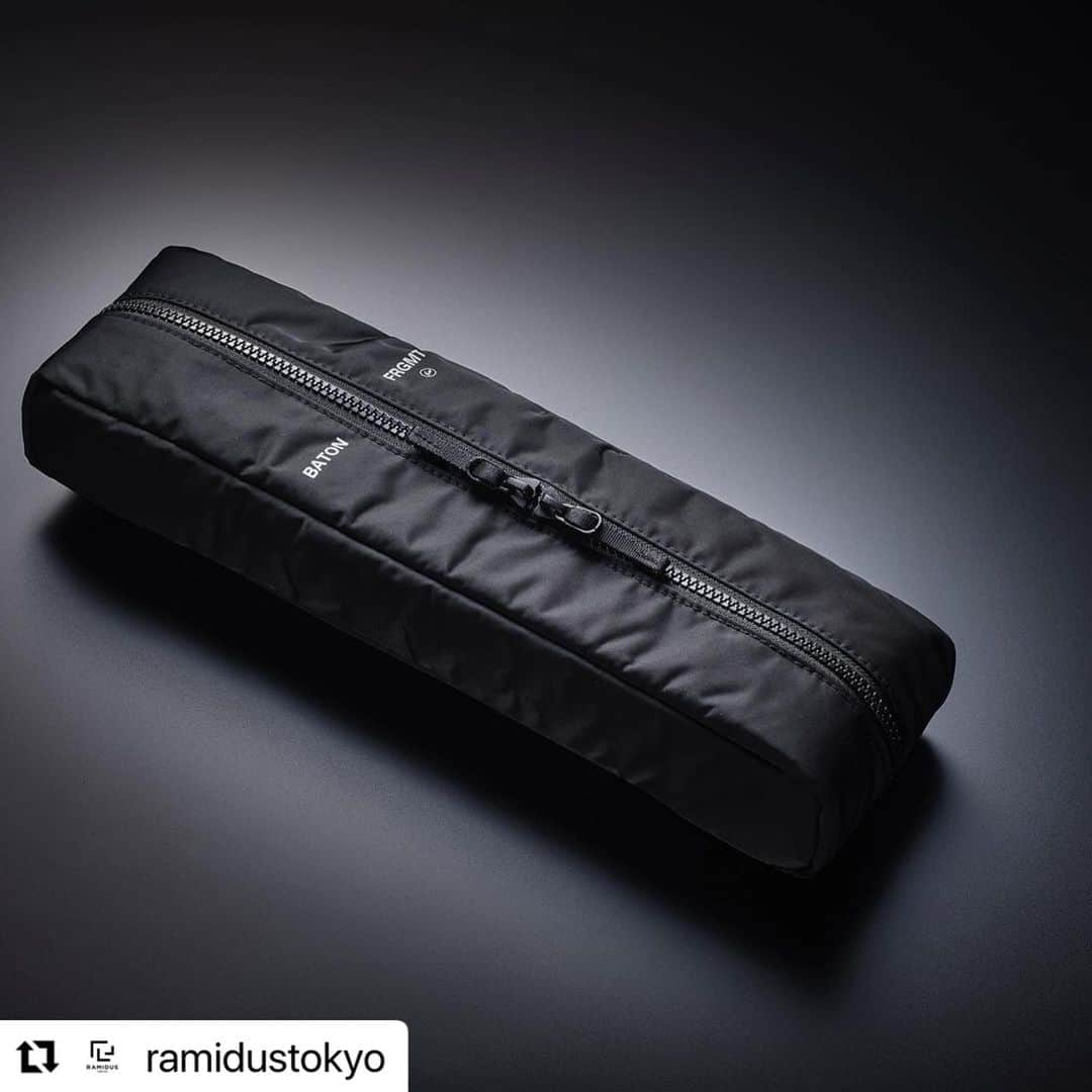 藤原ヒロシさんのインスタグラム写真 - (藤原ヒロシInstagram)「#Repost @ramidustokyo with @use.repost ・・・ cado × fragment 「BLACK BATON」  “空気をデザインする We design for atmosphere” をコンセプトに空気清浄機や加湿器などの開発・販売を手がける cado 藤原ヒロシ氏が率いる「fragment」との初のコラボレーションとして、スティック型ヘアドライヤー「BLACK BATON」を 2023年1月11日19:00より、カドーオンラインストアにて限定発売します。 cadoが理想のヘアドライヤーの形を追求した独自の発想をもとに、軽量化と効率的な送風機能の両立を、リレー競技用バトンのサイズで実現した新商品のスティック型ヘアドライヤー「baton」を、今回のコラボレーションでは、ボタン、コードなどの全てのパーツ部分をオールブラックに仕上げ、バックスタイルに「BLACK BATON」のプリントにロゴを施したスペシャルモデルです。 今回のコラボレーションモデルには RAMIDUS の “BLACK BEAUTY” シリーズから baton専用ケースを制作。オールブラックで統一されたケースには、〈FRGMT〉と稲妻マークを控え目に配し黒の魅力を最大限に引き出したデザインと、本体・カールブラシ・コードをそれぞれ別々に保護するポケットが付いており、コンパクトに収まる設計でありながら機能性を兼ね備えています。日常使いを想定した特別な専用ケースです。ショートトリップや出張のときに小型カバンに入れてもストレスなく持ち運ぶことが可能で、旅先でもいつもと同じスタイリングを楽しむことができます。  cado × fragment 「BLACK BATON」は、2023年1月11日(水)19:00 より カドーオンラインストア https://cado.com にて限定発売を予定しております。 ※こちらの商品はRAMIDUS各店での販売予定はございません。お問い合わせは @cado_official までお願いいたします。  #fragment #cado #baton #BLACKBATON  #カドー #バトン #ブラックバトン #バトン専用ポーチ #ramidus  #ramidustokyo  #blackbeauty  #ラミダス」1月11日 17時12分 - fujiwarahiroshi