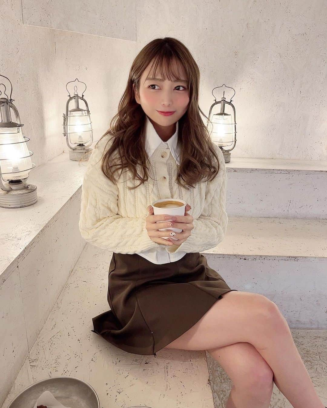 あいりさんのインスタグラム写真 - (あいりInstagram)「. 寒い日はホットがのみたい☕️♡ . ここのカフェほんまにオシャレ〜👀♡ 詳細はまた後日🙈 . このニット、シャツとセット なんやけどどんぴしゃ🥹💕 @ciel_official.jp  ↑かわいい服おおすぎなサイト！♡ . 甘め韓国ファッションが好みです🥰 . . #ciel #fashion #ootd #code #ファッション #ニット #カフェ #韓国ファッション #シャツ #スカート #ミニスカート  #京都 #京都カフェ #カフェ巡り  #instalike #instagood #followme」1月11日 17時56分 - gtamtgat