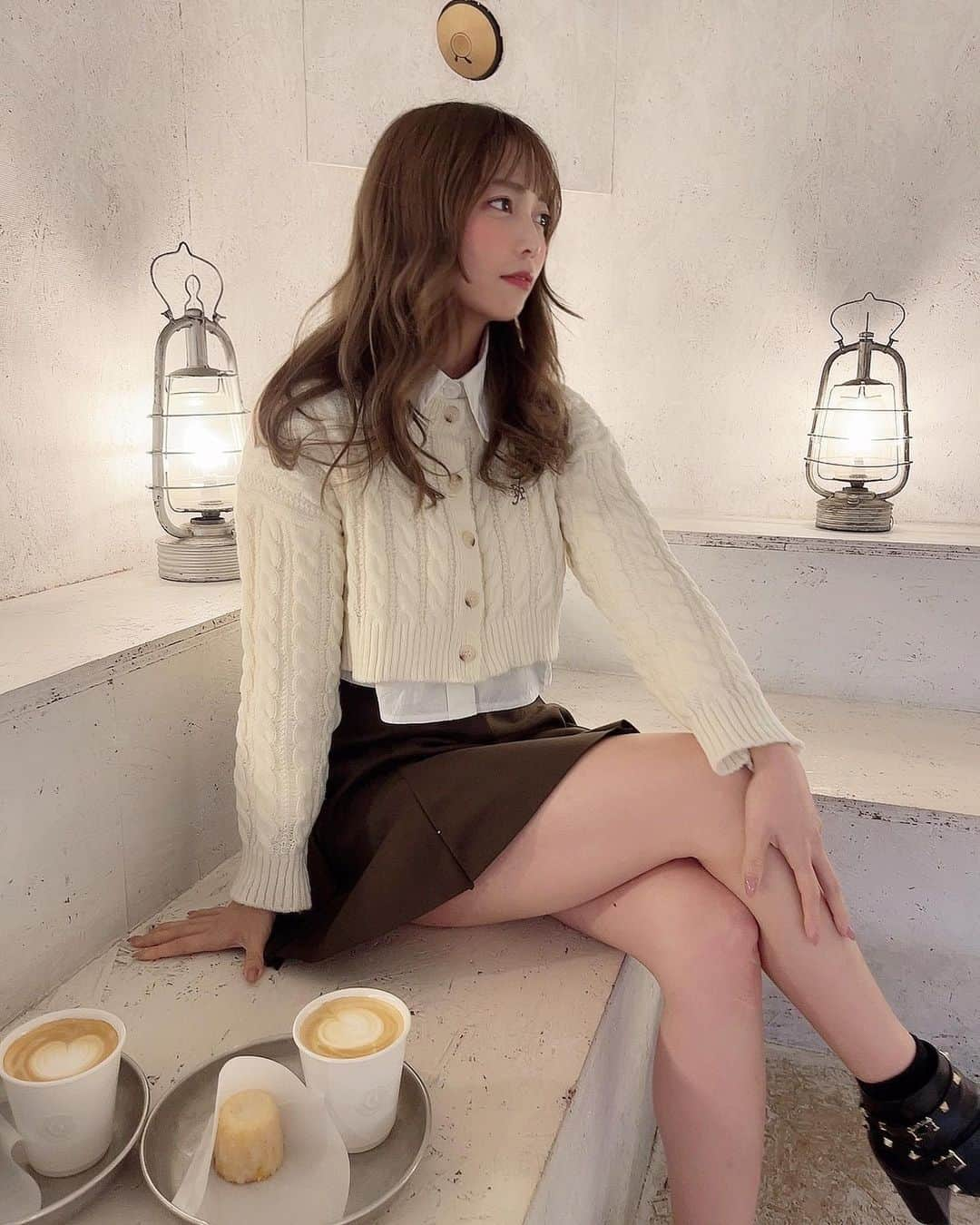 あいりさんのインスタグラム写真 - (あいりInstagram)「. 寒い日はホットがのみたい☕️♡ . ここのカフェほんまにオシャレ〜👀♡ 詳細はまた後日🙈 . このニット、シャツとセット なんやけどどんぴしゃ🥹💕 @ciel_official.jp  ↑かわいい服おおすぎなサイト！♡ . 甘め韓国ファッションが好みです🥰 . . #ciel #fashion #ootd #code #ファッション #ニット #カフェ #韓国ファッション #シャツ #スカート #ミニスカート  #京都 #京都カフェ #カフェ巡り  #instalike #instagood #followme」1月11日 17時56分 - gtamtgat