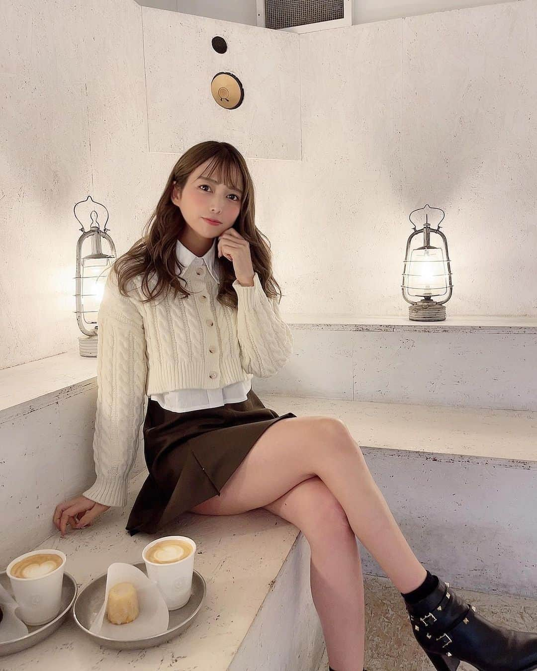 あいりさんのインスタグラム写真 - (あいりInstagram)「. 寒い日はホットがのみたい☕️♡ . ここのカフェほんまにオシャレ〜👀♡ 詳細はまた後日🙈 . このニット、シャツとセット なんやけどどんぴしゃ🥹💕 @ciel_official.jp  ↑かわいい服おおすぎなサイト！♡ . 甘め韓国ファッションが好みです🥰 . . #ciel #fashion #ootd #code #ファッション #ニット #カフェ #韓国ファッション #シャツ #スカート #ミニスカート  #京都 #京都カフェ #カフェ巡り  #instalike #instagood #followme」1月11日 17時56分 - gtamtgat