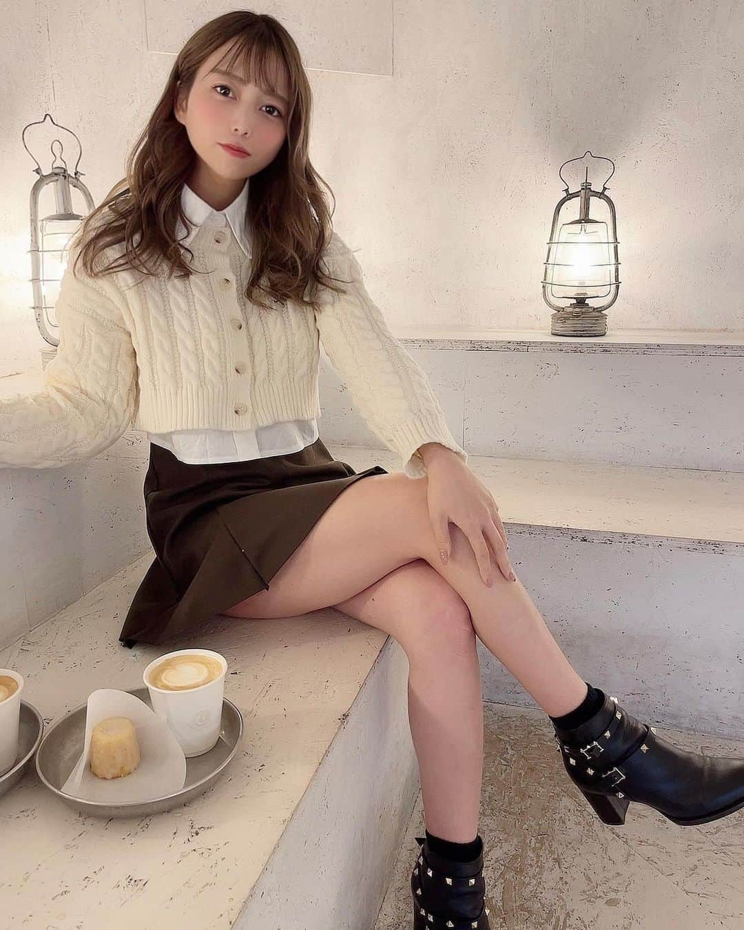 あいりさんのインスタグラム写真 - (あいりInstagram)「. 寒い日はホットがのみたい☕️♡ . ここのカフェほんまにオシャレ〜👀♡ 詳細はまた後日🙈 . このニット、シャツとセット なんやけどどんぴしゃ🥹💕 @ciel_official.jp  ↑かわいい服おおすぎなサイト！♡ . 甘め韓国ファッションが好みです🥰 . . #ciel #fashion #ootd #code #ファッション #ニット #カフェ #韓国ファッション #シャツ #スカート #ミニスカート  #京都 #京都カフェ #カフェ巡り  #instalike #instagood #followme」1月11日 17時56分 - gtamtgat