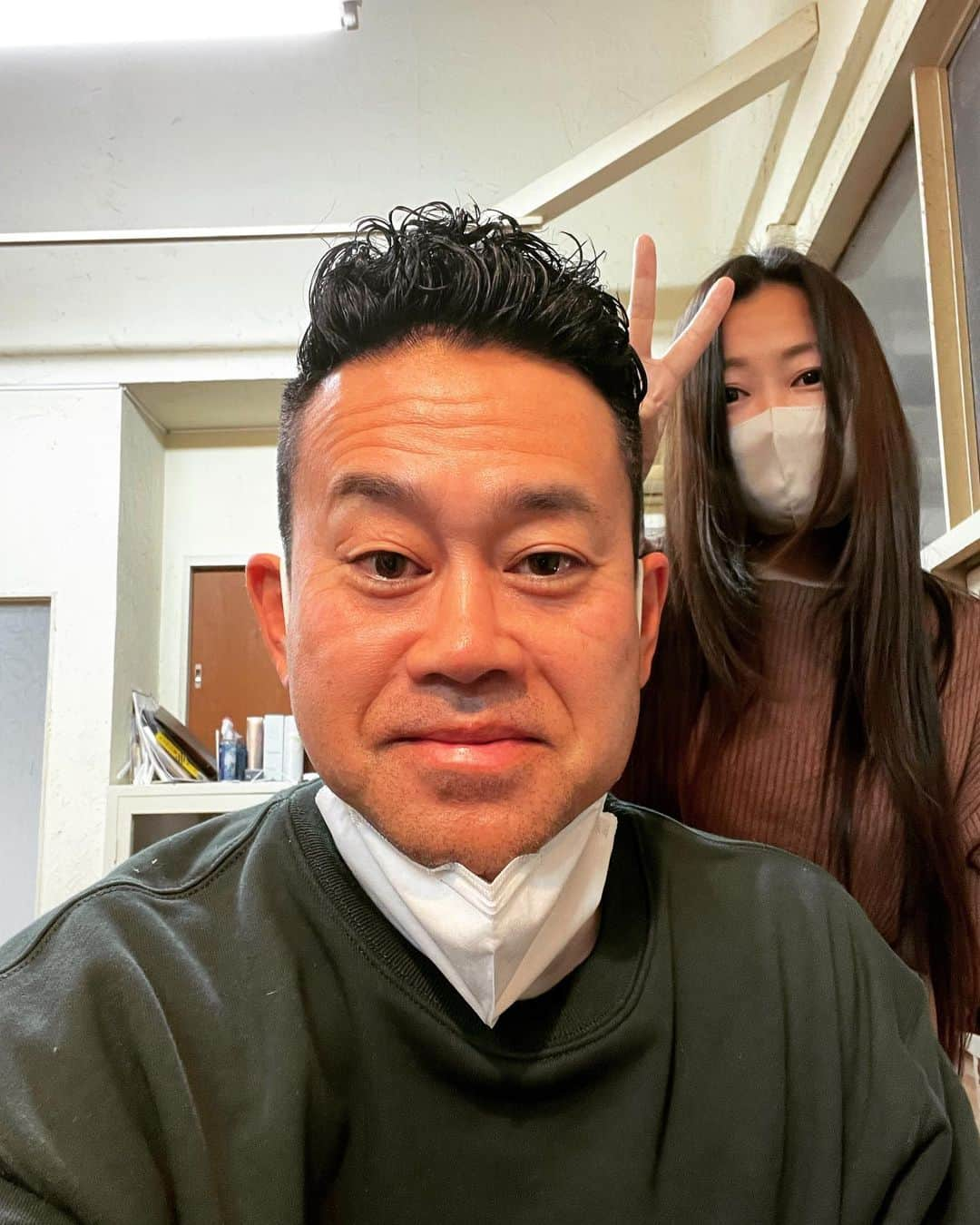 杉本知香さんのインスタグラム写真 - (杉本知香Instagram)「大輔さん、今年初散髪✂️✨ 今週の、満天☆青空レストランで 私の地元静岡県湖西市の(実家からチャリ10分くらい) 「伸東ヒラメ」だそうです！ 大輔さん、めちゃくちゃ美味しかった！って大絶賛してたのでオンエアが嬉し楽しみです😆  #中目黒美容室 #宮川大輔#イッテQ#あんぎゃー #青空レストラン #満天青空レストラン  #伸東ヒラメ #静岡県湖西市」1月11日 18時33分 - sugimotoc