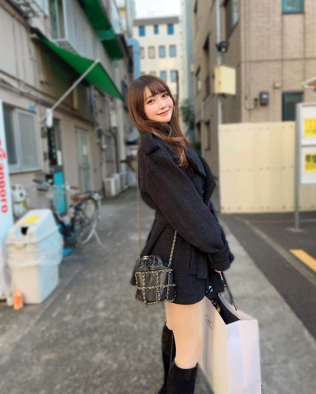 MAYUさんのインスタグラム写真 - (MAYUInstagram)「. 🐈‍⬛🤍🤍 . 本日もお疲れ様です🖤 . 背景がなんだかレトロちっくな所。笑 謎の路地裏。。🤣 . 久々にショーパン履いたんだけど全然見えないね🤣🖤 . . #ootd#fashion#fashionstyle#fashionista#chanel#miumiu#louboutin#japanesegirl#ファッション#シャネル#ミュウミュウ#ルブタン#冬コーデ」1月11日 18時42分 - mayu.kina_golf