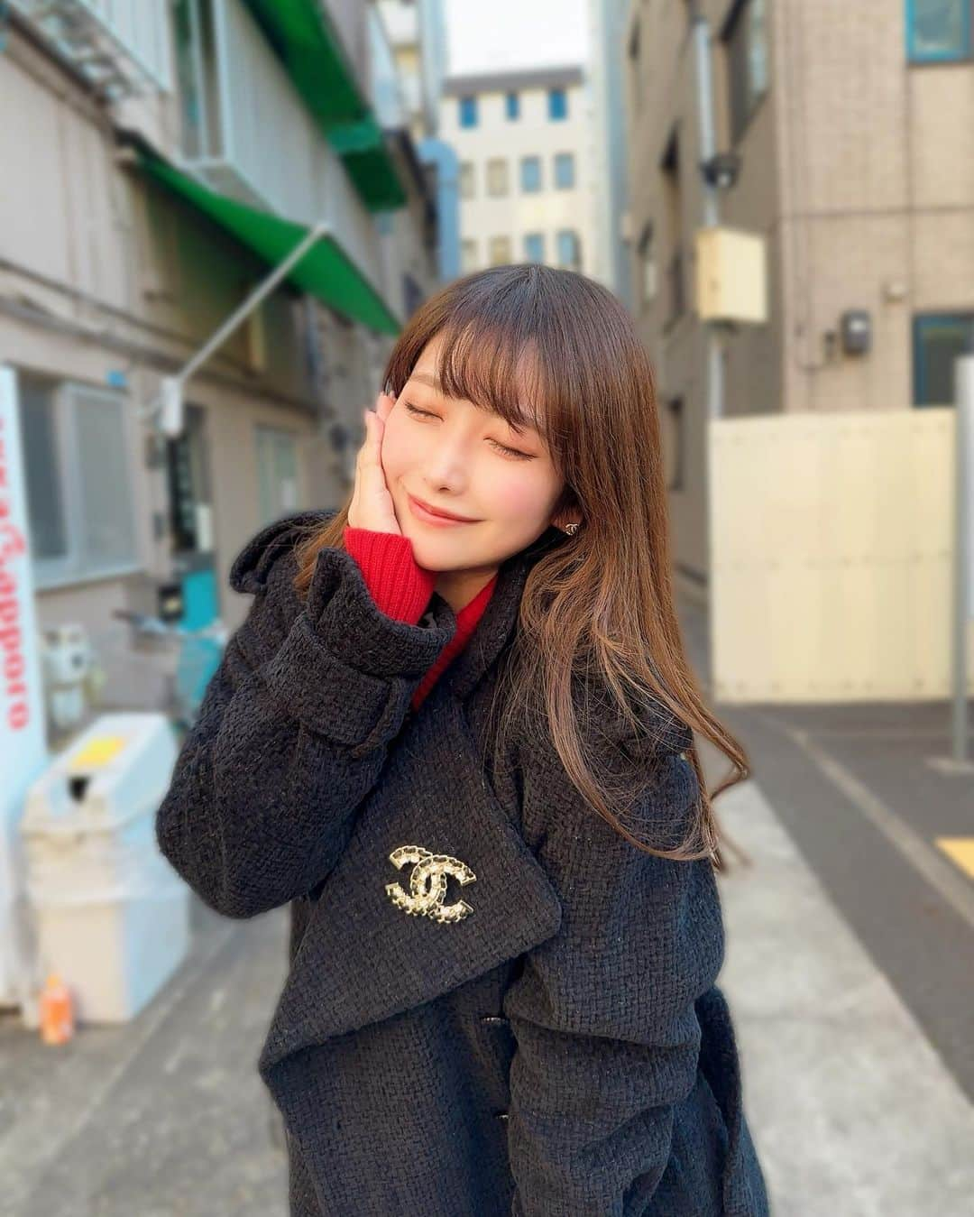 MAYUさんのインスタグラム写真 - (MAYUInstagram)「. 🐈‍⬛🤍🤍 . 本日もお疲れ様です🖤 . 背景がなんだかレトロちっくな所。笑 謎の路地裏。。🤣 . 久々にショーパン履いたんだけど全然見えないね🤣🖤 . . #ootd#fashion#fashionstyle#fashionista#chanel#miumiu#louboutin#japanesegirl#ファッション#シャネル#ミュウミュウ#ルブタン#冬コーデ」1月11日 18時42分 - mayu.kina_golf