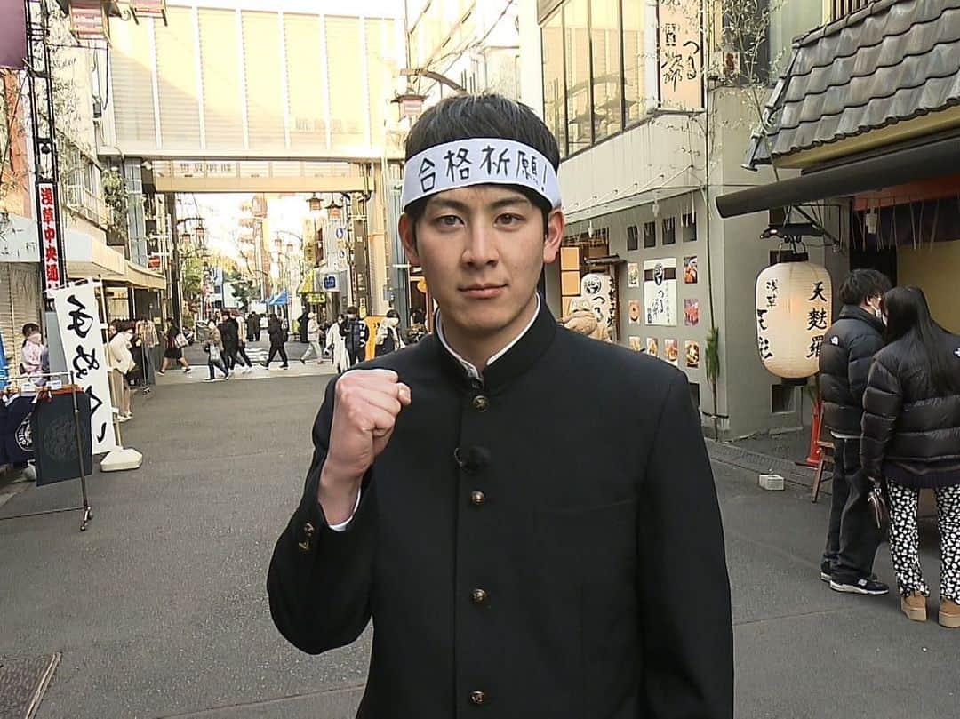 テレビ朝日「グッド！モーニング」さんのインスタグラム写真 - (テレビ朝日「グッド！モーニング」Instagram)「． こんばんは、草薙和輝です！  昨日の《あらいーな》は、 1月10日が「糸引き納豆の日」ということと、 まもなく本格化する受験シーズンに向けての企画でした！  受験生の皆さんの合格を祈願し、 粘り強く頑張ってもらえるように 絶品の納豆料理をご紹介しました✏️  『受験生の気持ちになる！』 ということで、 今回のロケの衣装は学ランでした。笑  この学ラン、以前にも一度、 あらいーなのロケで着用したのですが、 自前のものなんです😂  大学生の時に所属していた体育会では、 通学の際、学ランの着用が規則だったため、 これを着て、大学に４年間通っていました。  ほぼ高校生です。笑  1、2枚目が、その大学時代の学ランの制服姿で、 3、4枚目は、今回のロケの時の写真🤳  当時は少し髪が長め？でした。笑  とりあえず当時の制服のサイズのままで 問題なく着られたことに安心しました😂笑  懐かしい気持ちと共に、 絶品の納豆料理を完食しました！  そして、受験生の皆さん、くれぐれも体調には気をつけて、 力を出し切れるように頑張ってくださいね👍  #テレビ朝日 #テレ朝 #グッドモーニング #新井恵理那 の #あらいーな #納豆 #糸引き納豆の日 #絶品 #納豆料理 #粘り強く #頑張れ #受験生 #体育会 #ホッケー #学ラン #制服 #大学生 #懐かしい #アナウンサー #草薙和輝 #草薙アナ」1月11日 18時52分 - good_morning_ex