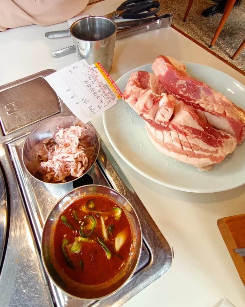 阿部美穂子さんのインスタグラム写真 - (阿部美穂子Instagram)「📍韓国グルメ記録 日本に だいぶ行けていないので 和 が恋しい日々ですが🍡 日本で暮らすようになったら (いつの日かの理想・夢😆 長く暮らした韓国の味が 恋しく なるんだろうな と思ったり😁 年を重ねて ますます食べることの 大切さを感じています😋 美味しいって＝幸せですよね❤ 日本から 旅行等で いらっしゃる皆さんにも 是非 オススメしたい 美味しい韓国ご飯 のお店 ご紹介していきますね☺ 釜山 ソミョンロッテデパートそばの 맛찬들왕소금구이=マッチャンドゥルワン ソグンクイ=マッチャンドル王の塩焼き (合ってるかな😅 お店の方が焼いてくれる 生サンギョプサルはもちろん、 山菜の釜飯も美味(焼き海苔と薬味醤油 も美味 おこげも美味しい 味噌チゲも美味 何より 焼いたサンギョプサルにつけて頂く テンジャン=薬味みそがサイコーです！！ #グルメメモ#おいしい#しあわせ#屋根上 の #ネコ#🐈#숙성생상겹살#취나물돌솥밥#부산」1月11日 19時12分 - miiko904