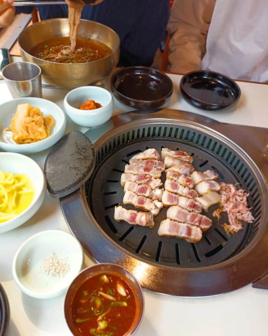 阿部美穂子さんのインスタグラム写真 - (阿部美穂子Instagram)「📍韓国グルメ記録 日本に だいぶ行けていないので 和 が恋しい日々ですが🍡 日本で暮らすようになったら (いつの日かの理想・夢😆 長く暮らした韓国の味が 恋しく なるんだろうな と思ったり😁 年を重ねて ますます食べることの 大切さを感じています😋 美味しいって＝幸せですよね❤ 日本から 旅行等で いらっしゃる皆さんにも 是非 オススメしたい 美味しい韓国ご飯 のお店 ご紹介していきますね☺ 釜山 ソミョンロッテデパートそばの 맛찬들왕소금구이=マッチャンドゥルワン ソグンクイ=マッチャンドル王の塩焼き (合ってるかな😅 お店の方が焼いてくれる 生サンギョプサルはもちろん、 山菜の釜飯も美味(焼き海苔と薬味醤油 も美味 おこげも美味しい 味噌チゲも美味 何より 焼いたサンギョプサルにつけて頂く テンジャン=薬味みそがサイコーです！！ #グルメメモ#おいしい#しあわせ#屋根上 の #ネコ#🐈#숙성생상겹살#취나물돌솥밥#부산」1月11日 19時12分 - miiko904