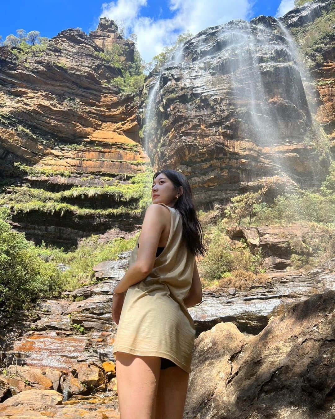 あゆみさんのインスタグラム写真 - (あゆみInstagram)「Wentworth falls🌈🕊‎ . ブルーマウンテン行った中で1番感動した場所 特に調べたりしないで行ったからこんなに歩くのも壮大なのも知らなくて映画に出てくるような大自然に圧倒された かなりの段差であんまり舗装されてない階段も自然のままがすごく好き、いい運動で汗かくのが気持ちよかった  なんて言えばいいんだろう 自然が創る不思議な色と形のパターンの奇跡 神と一体化してるような感じがあって  こんな息を飲むような景色を何度も観て 自然の呼吸を感じて生きたい 絶対また行く！ブルーマウンテン最高！ . . . #シドニー #オーストラリア #ブルーマウンテンズ #旅行 #bluemountains #australia #sydney #nature #wentworthfalls #exploresydney #visitaustralia」1月11日 19時25分 - ayumiiii26