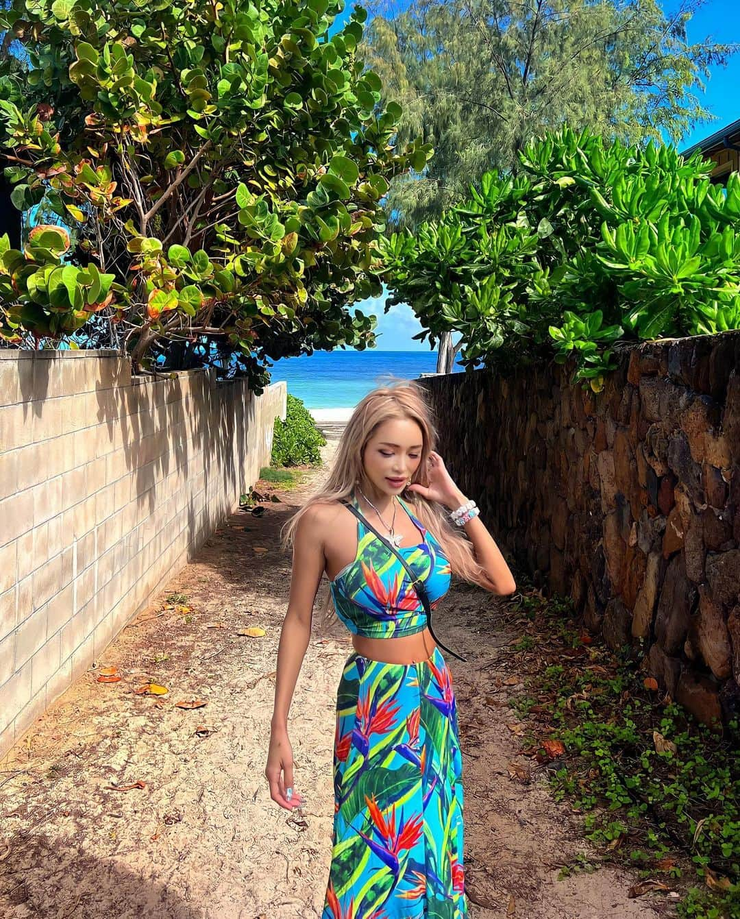 藤木そらさんのインスタグラム写真 - (藤木そらInstagram)「. . Just walking around Hawaii makes me happy😋💓The climate is nice so I think I'll be healthy (*^^*)⭐️⭐️ . . .ハワイは至る所がパワースポット💜💛本当に幸せになれる☺️☺️ . .気候って大事だなぁ♡‿(･×･)‿♡次はいつ行けるかな🥱❣️❣️アロハ萌えが止まりません｡·͜·｡｡·͜·｡ . . .ハワイに恋しすぎてます🥰💓💓一年中さらっさらな暑さで汗かかずに気持ちよく過ごせる国はハワイだけじゃないかなっと🥹‼️ . .頑張って英語話せるようにならなきゃ🔥ファイト( ᜊ°-° )ᜊ . .とある日のグリーン、ブルーチャージした日のこと💚💚 . . . . . . . . . . . . . . . . ,#hawaiilife #hawaiitrip #ハワイに恋して #アロハ萌え #ハワイ旅行 #ハワイライフ #ギャル #旅行コーデ」1月11日 19時26分 - sorafujiki