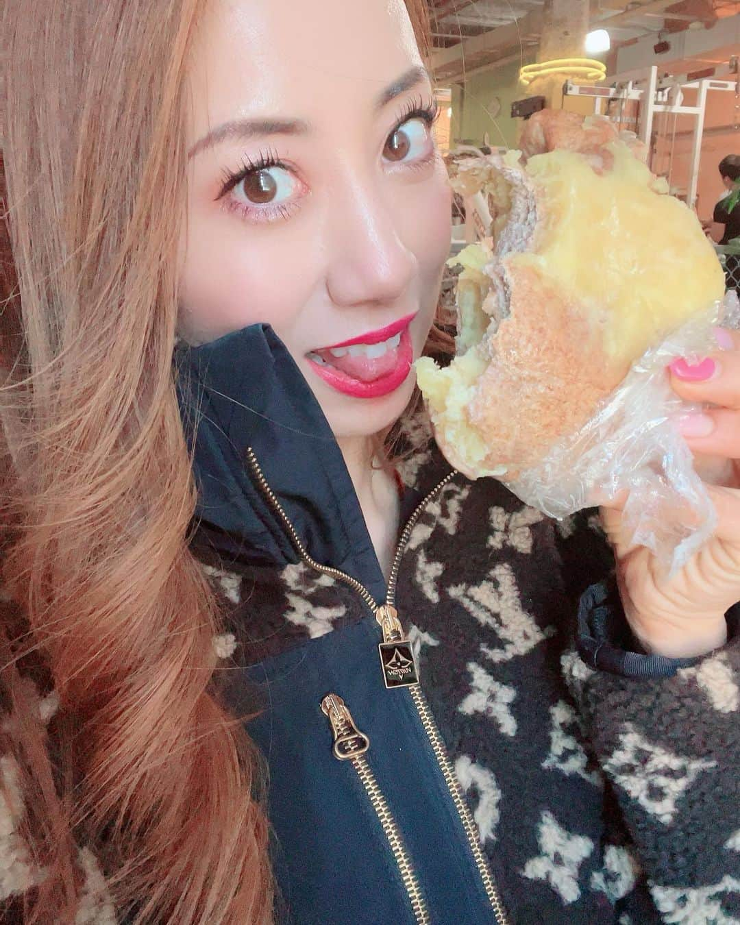 安井友梨さんのインスタグラム写真 - (安井友梨Instagram)「ジムで、大好きなベーグル🥯 最高すぎる❤️‍🔥❤️‍🔥幸せ🥲🥲 ペロリ5個食べれてしまう私、、いや10個でも笑笑 自分が怖いー🥺　少食に生まれたかった🤣🤣 @fujibagel  #ベーグル #さつまいもベーグル  #ダイエット #爆食い  #ダイエットは明日から  #お正月太り」1月11日 19時31分 - yuri.yasui.98