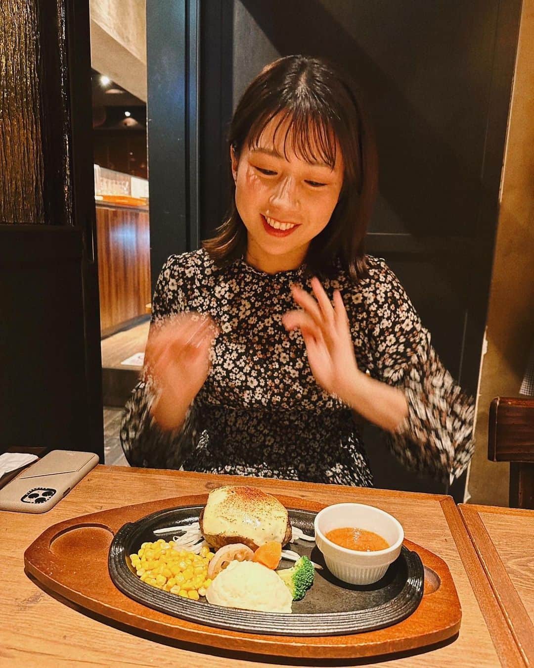 田中萌さんのインスタグラム写真 - (田中萌Instagram)「* 心躍るチーズハンバーグ🧀 食べるときって幸せそうな顔してる  #チーズ大好き」1月11日 19時32分 - moetanaka_ex