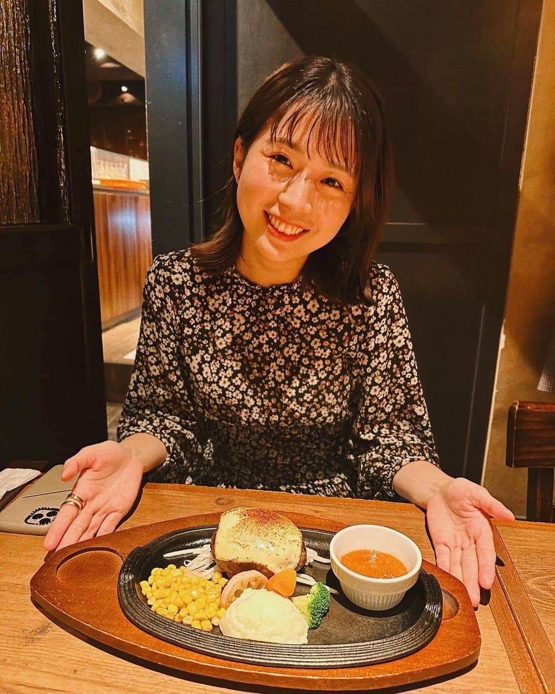 田中萌さんのインスタグラム写真 - (田中萌Instagram)「* 心躍るチーズハンバーグ🧀 食べるときって幸せそうな顔してる  #チーズ大好き」1月11日 19時32分 - moetanaka_ex