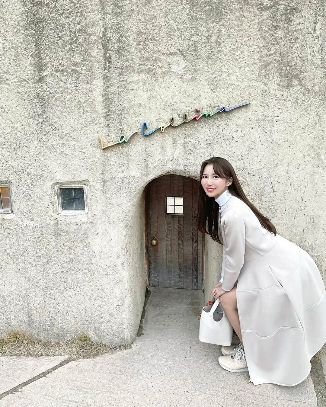Manaさんのインスタグラム写真 - (ManaInstagram)「🌿🚙💕 滋賀県までドライブ旅へ🐾 近江八幡のラ・コリーナへ行ってきました♡ ⁡ コーディネートは ベージュ＆ホワイトコーデ🐻‍❄️ ⁡ お散歩して小人のドアでひと遊びして お土産はもちろん クラブハリエのバームクーヘン✨ とても充実した一日になりました♪ ⁡ ⁡ ⁡ ⁡ ⁡ #ドライブ #ドライブデート #プチ旅行 #滋賀観光 #滋賀旅行 #滋賀カフェ #滋賀ランチ #近江八幡 #近江八幡カフェ #近江八幡ランチ #ラコリーナ #クラブハリエ #バームクーヘン #ホワイトコーデ #モノトーンコーデ #大人カジュアル #スニーカーコーデ」1月11日 20時01分 - mana.tcy