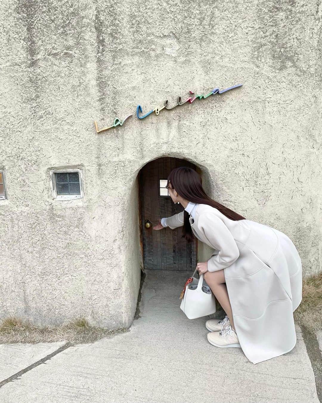 Manaさんのインスタグラム写真 - (ManaInstagram)「🌿🚙💕 滋賀県までドライブ旅へ🐾 近江八幡のラ・コリーナへ行ってきました♡ ⁡ コーディネートは ベージュ＆ホワイトコーデ🐻‍❄️ ⁡ お散歩して小人のドアでひと遊びして お土産はもちろん クラブハリエのバームクーヘン✨ とても充実した一日になりました♪ ⁡ ⁡ ⁡ ⁡ ⁡ #ドライブ #ドライブデート #プチ旅行 #滋賀観光 #滋賀旅行 #滋賀カフェ #滋賀ランチ #近江八幡 #近江八幡カフェ #近江八幡ランチ #ラコリーナ #クラブハリエ #バームクーヘン #ホワイトコーデ #モノトーンコーデ #大人カジュアル #スニーカーコーデ」1月11日 20時01分 - mana.tcy