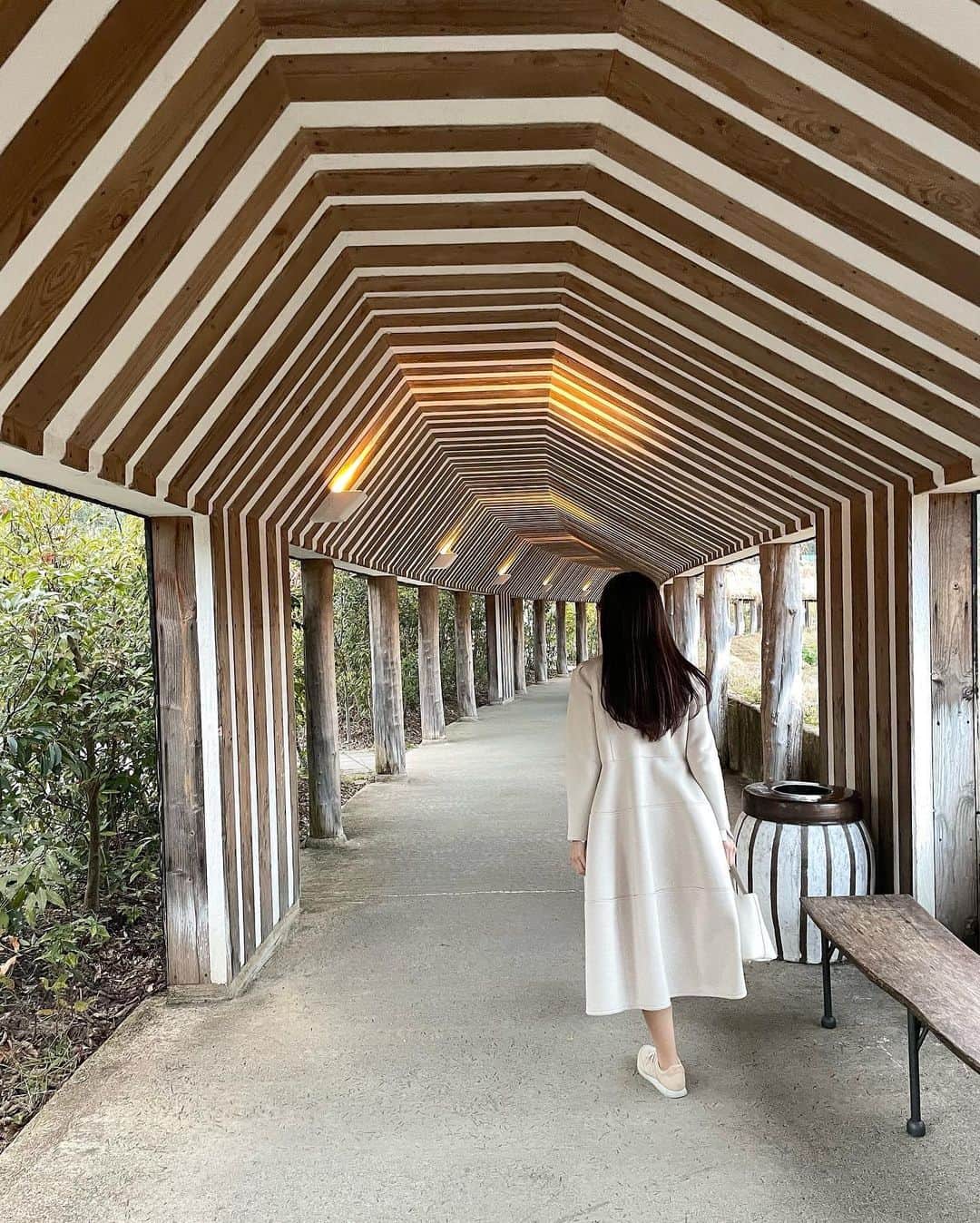 Manaさんのインスタグラム写真 - (ManaInstagram)「🌿🚙💕 滋賀県までドライブ旅へ🐾 近江八幡のラ・コリーナへ行ってきました♡ ⁡ コーディネートは ベージュ＆ホワイトコーデ🐻‍❄️ ⁡ お散歩して小人のドアでひと遊びして お土産はもちろん クラブハリエのバームクーヘン✨ とても充実した一日になりました♪ ⁡ ⁡ ⁡ ⁡ ⁡ #ドライブ #ドライブデート #プチ旅行 #滋賀観光 #滋賀旅行 #滋賀カフェ #滋賀ランチ #近江八幡 #近江八幡カフェ #近江八幡ランチ #ラコリーナ #クラブハリエ #バームクーヘン #ホワイトコーデ #モノトーンコーデ #大人カジュアル #スニーカーコーデ」1月11日 20時01分 - mana.tcy
