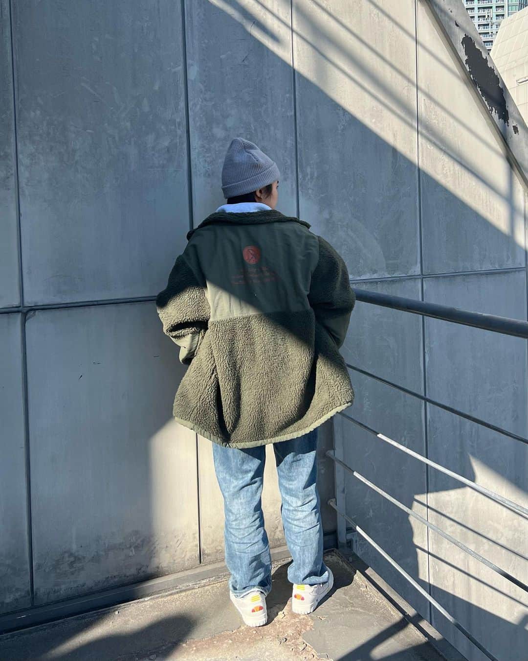 光永さんのインスタグラム写真 - (光永Instagram)「so.C.huメンズライクアメカジコーデ👦🏻 レイヤードでシャツチラッとだすの好き🤭 ㅤㅤㅤㅤㅤㅤㅤㅤㅤㅤㅤㅤ ハーフジップ：#so_c_hu アウター：so.C.hu ニット帽：so.C.hu シャツ：#mayree デニム：#古着 スニーカー：#ellesse ㅤㅤㅤㅤㅤㅤㅤㅤㅤㅤㅤㅤ #ootd #outfit #メンズライクコーデ #ハーフジップコーデ #メンズライク #ハーフジップ #レイヤードコーデ #ボーイッシュ女子 #アメカジコーデ #ボアジャケット #骨格ナチュラル #骨格ナチュラルコーデ」1月11日 20時07分 - hinata_official__