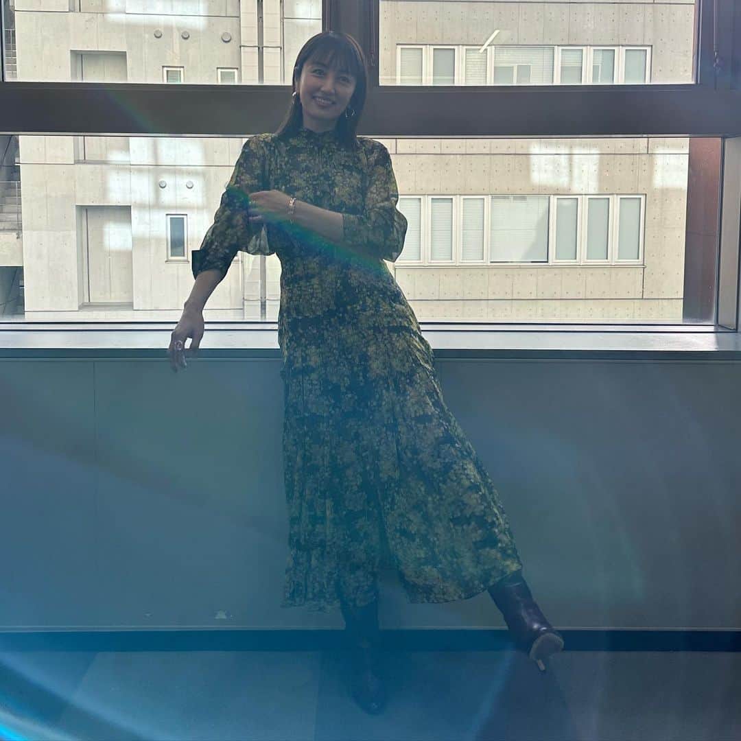 矢田亜希子さんのインスタグラム写真 - (矢田亜希子Instagram)「本日もラヴィット！ ありがとうございました‼︎ 朝から楽しくていつもの幸せ時間。 衣装は @victoriabeckham  #ラヴィット#水曜日#tbs#いつものメンバー」1月11日 20時46分 - akiko_yada
