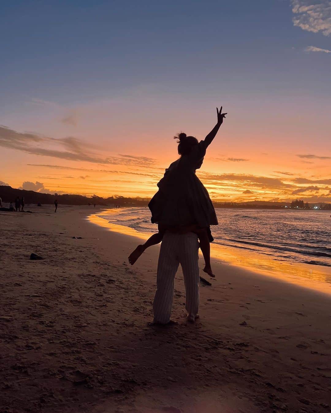 山中美智子さんのインスタグラム写真 - (山中美智子Instagram)「Sunset 💕  📸by 娘  サンセットビーチピクニックが大好きな私達🫶🏾  毎日でも飽きない👍🏾💕」1月11日 20時57分 - alexiastam1988