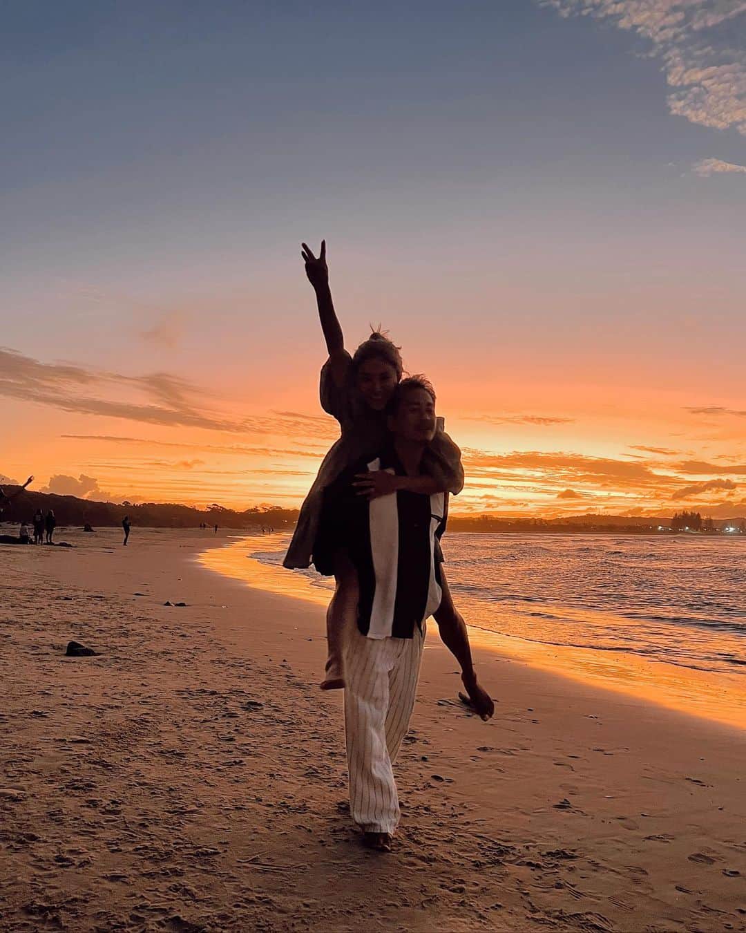 山中美智子さんのインスタグラム写真 - (山中美智子Instagram)「Sunset 💕  📸by 娘  サンセットビーチピクニックが大好きな私達🫶🏾  毎日でも飽きない👍🏾💕」1月11日 20時57分 - alexiastam1988