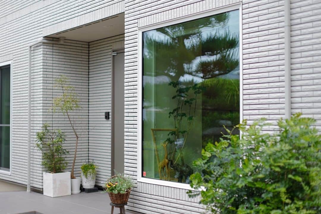 株式会社 一条工務店さんのインスタグラム写真 - (株式会社 一条工務店Instagram)「【植物のある暮らし】 こだわりの広い玄関土間をはじめ、お家のいたる所に置かれた観葉植物が空間のアクセントに。 特に大きい窓は光がたくさん入るため、植物が日をたっぷり浴びてしっかり育っていくことがうれしいとのこと。 緑に囲まれたお庭で過ごす時間はとても気持ちよさそうですね♪  こちらのお住まいは「VOICE of ICHIJO 一条の「玄関・シューズクローク」特集」で詳しくご覧いただけます。 @ichijo_officialのハイライト「カタログ請求」からぜひバックナンバーを取り寄せてご覧ください！  #一条工務店 #家は性能 #ismart #アイスマート #玄関 #玄関土間 #玄関アプローチ #庭づくり #庭のある暮らし #外観 #外観デザイン #外構 #外構デザイン #エクステリア #エクステリアデザイン #注文住宅新築 #一戸建て #マイホーム #家づくりアイデア #暮らしやすい家 #グリーンのある暮らし #くらしを楽しむ #家づくり #家づくり計画 #住宅デザイン #施工事例 #丁寧な暮らし #注文住宅 #新築 #新築一戸建て」1月11日 21時00分 - ichijo_official