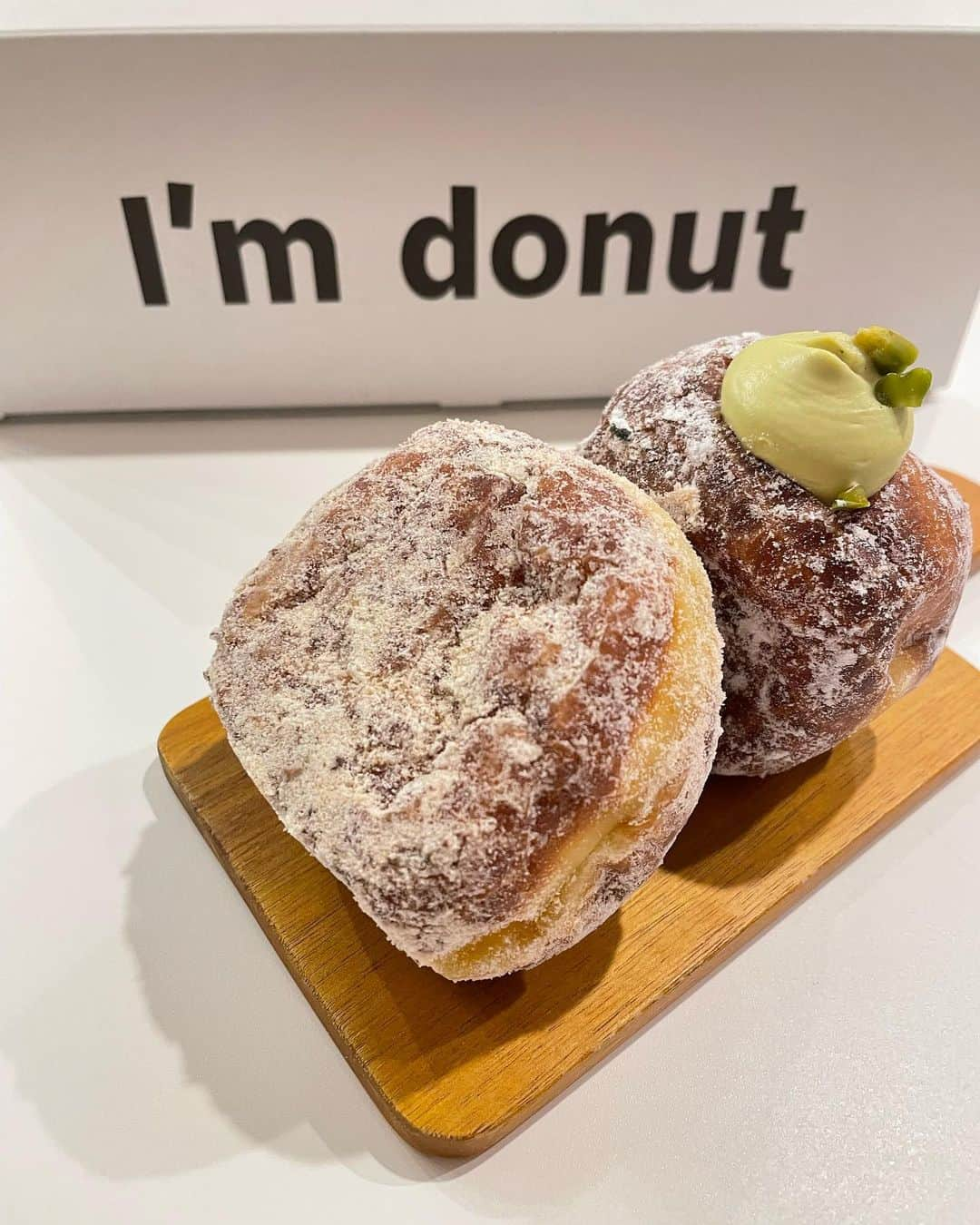 真飛聖さんのインスタグラム写真 - (真飛聖Instagram)「I'm donut ?🍩  テレビでも大人気だと言っていた『I'm donut ?』 ずーーーっと食べたかったんです。 そしたら、先日、差し入れでいただいて、 あまりの美味しさに叫んだよねーーー  『ブラボーーーーーー！！！』  美味しすぎたから自分でも並んで買ってしまったよ🍩  左が　I'm donut? 右は　ピスタチオクリーム  どっちも めちゃくちゃ美味しかった♡ もうね、モッチモチなんだよ〜  もうすでに、食べたい✨  #アイムドーナツ #またすぐに買いにいくことでしょう」1月11日 21時29分 - sei_matobu