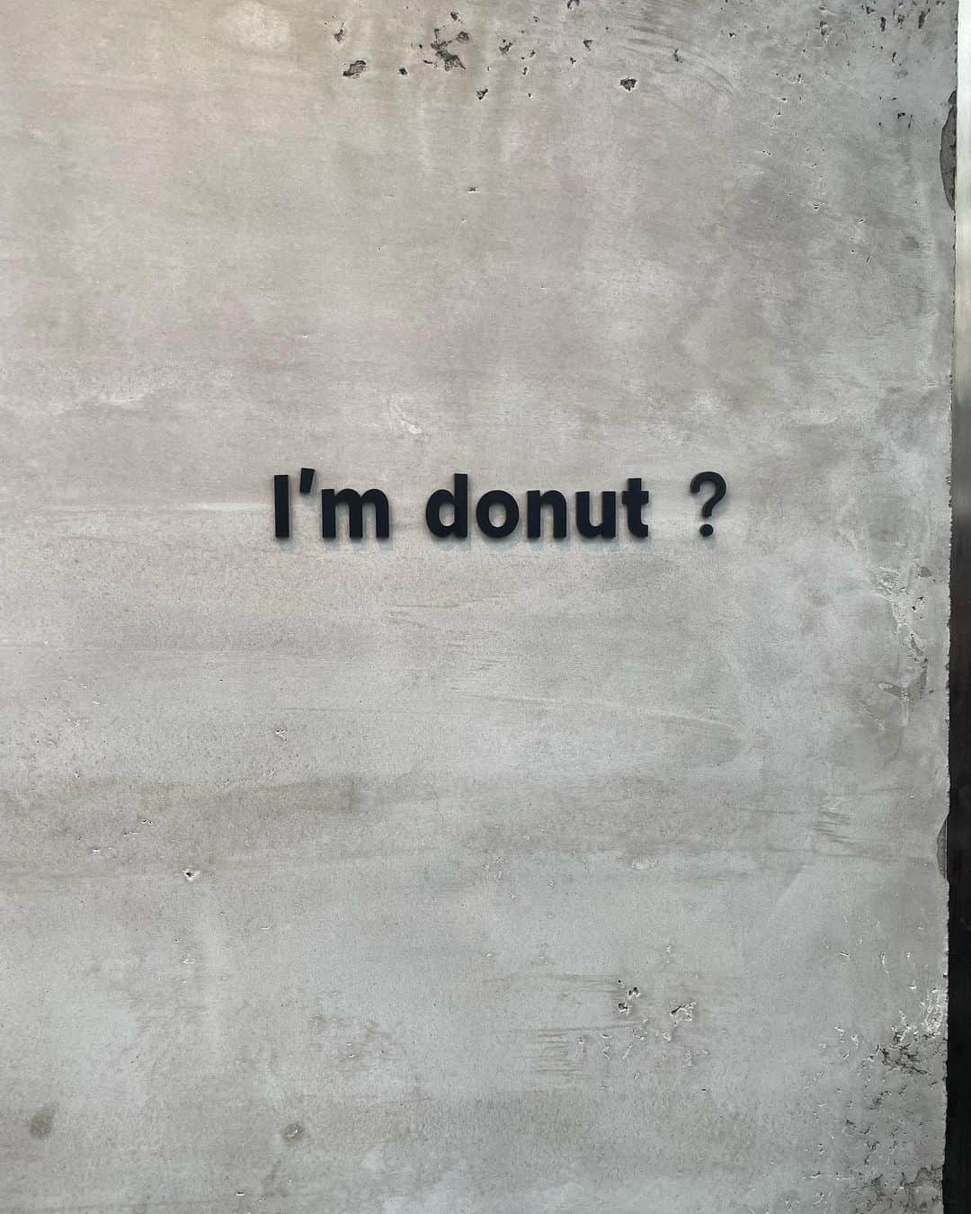 真飛聖さんのインスタグラム写真 - (真飛聖Instagram)「I'm donut ?🍩  テレビでも大人気だと言っていた『I'm donut ?』 ずーーーっと食べたかったんです。 そしたら、先日、差し入れでいただいて、 あまりの美味しさに叫んだよねーーー  『ブラボーーーーーー！！！』  美味しすぎたから自分でも並んで買ってしまったよ🍩  左が　I'm donut? 右は　ピスタチオクリーム  どっちも めちゃくちゃ美味しかった♡ もうね、モッチモチなんだよ〜  もうすでに、食べたい✨  #アイムドーナツ #またすぐに買いにいくことでしょう」1月11日 21時29分 - sei_matobu