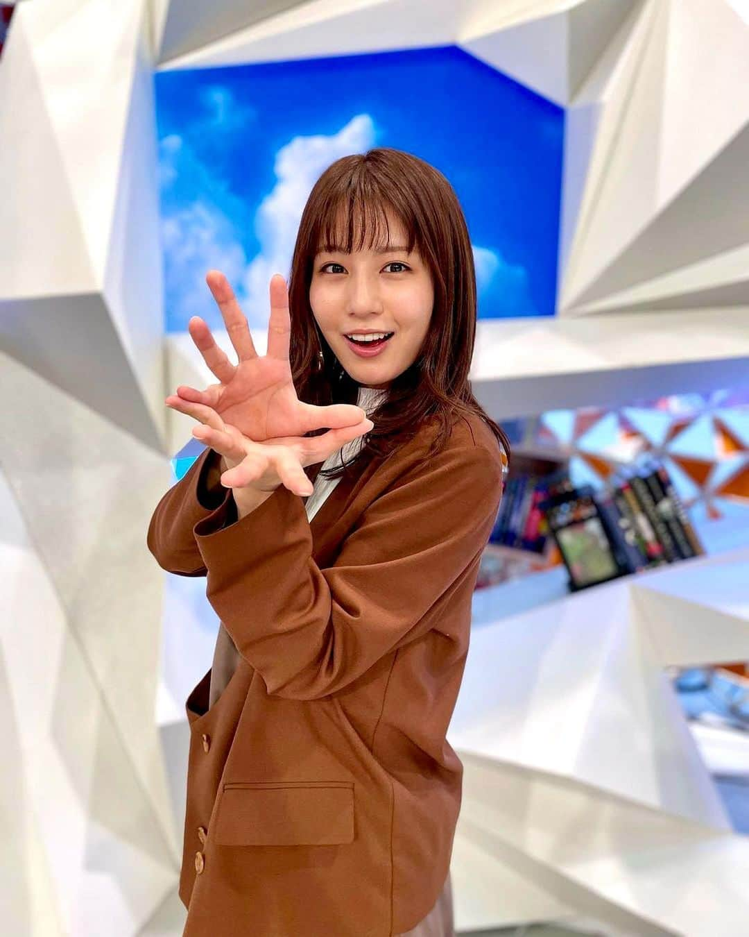 女子アナウンサーまとめさんのインスタグラム写真 - (女子アナウンサーまとめInstagram)「. 前髪ぱっつんつつみん✨  #堤礼実 #アナウンサー #フジテレビ #めざまし8 #美女 #漂亮」1月11日 21時41分 - announcer_japan_