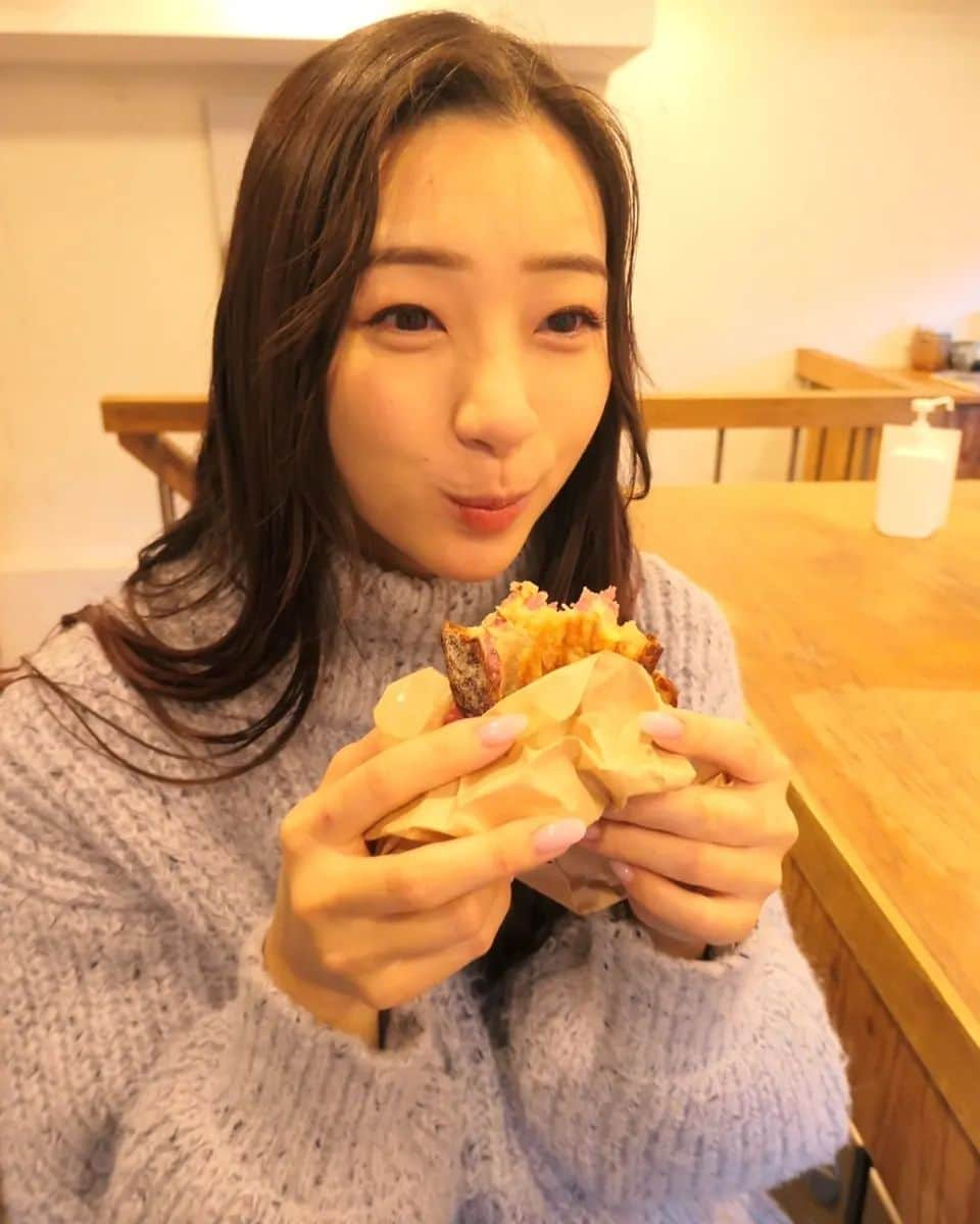 足立梨花さんのインスタグラム写真 - (足立梨花Instagram)「🥪 ホットサンド大好き💕  📸→　@rima_nishizaki   #りかりま #もしシリーズ #もし #あだちと #デートしたら #カフェラテ と #ホットサンド #おごってね #🤍」1月11日 21時44分 - adacchee