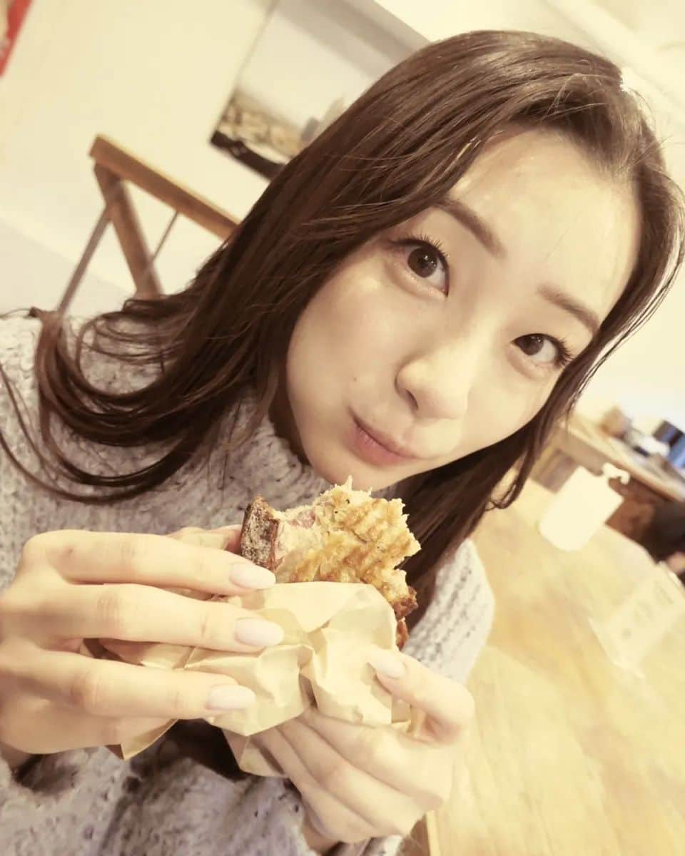 足立梨花さんのインスタグラム写真 - (足立梨花Instagram)「🥪 ホットサンド大好き💕  📸→　@rima_nishizaki   #りかりま #もしシリーズ #もし #あだちと #デートしたら #カフェラテ と #ホットサンド #おごってね #🤍」1月11日 21時44分 - adacchee