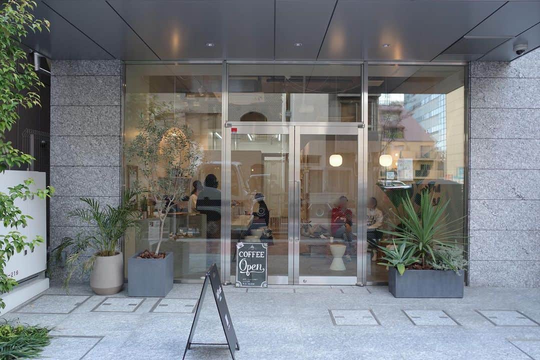 石井輝明さんのインスタグラム写真 - (石井輝明Instagram)「芝公園。 超絶スッキリの超絶キレイなカフェ。 でも堅苦しい雰囲気はなく、ゆっくり過ごせる。  今日は大宮ありがとうございました。 明日は幕張です。 明日もよろしくお願いします。  #hiffcafe #cafe #coffee #カフェ #コーヒー #喫茶店 #東京カフェ #大門カフェ #芝公園カフェ #カフェ芸人」1月11日 22時44分 - comandanteishii
