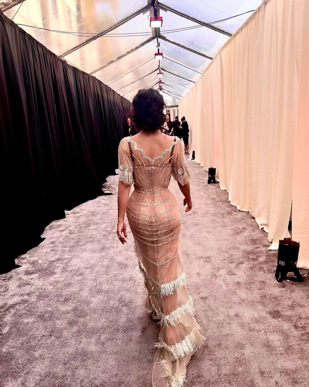 サルマ・ハエックさんのインスタグラム写真 - (サルマ・ハエックInstagram)「I wish I could tell you I arrived on a plane from Europe, woke up like this, and easily just slipped into a dress, but in reality, it took a beauty army of skilled soldiers to get me together for the #GoldenGlobes red carpet last night! Thank you to @gucci, @boucheron and my entire crew!!   Hair: @jennifer_yepez  Makeup: @maryphillips  Nails: @kimmiekyees  Styling: @rebeccacorbinmurray @nataliehoseltonstyle」1月12日 8時20分 - salmahayek