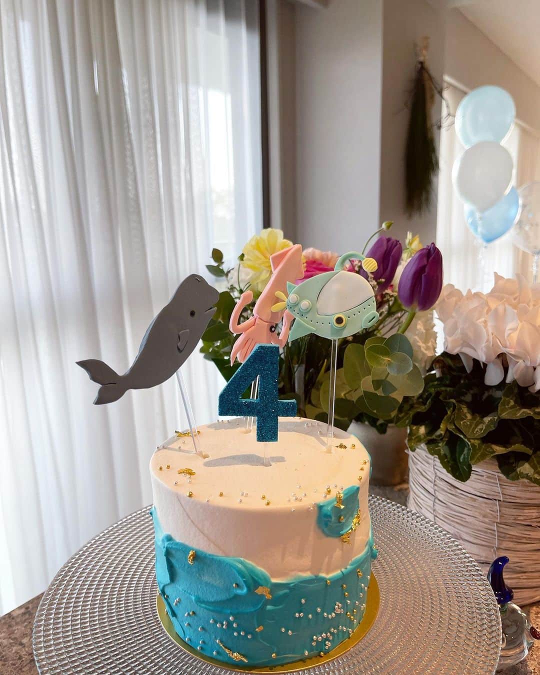 小川ひとみさんのインスタグラム写真 - (小川ひとみInstagram)「Birthday cake for my Dad&Son🎂 友人の2人にお願いした Special cake❤️ Cake/ @berry_ai  SugarPick/ @sugarposy_academy  ショートケーキとチョコレートケーキ どちらも大人気でみんなで あっという間に完食🤓 お祝い事には欠かせない @sugarposy のSugarPickは 半永久的に保存出来るので もちろん何度も使えるし大切に保管しています✨ 今回は息子の大好きな マッコウクジラ、ダイオウイカに 潜水艦をOrderしました🫶🎉💓 手作りのケーキにさしても Cupcakeにさしても可愛いので これから何度も使おう❤️❤️❤️ #birthdaycake #sugarpick #sugarposy」1月12日 9時06分 - hitomy220