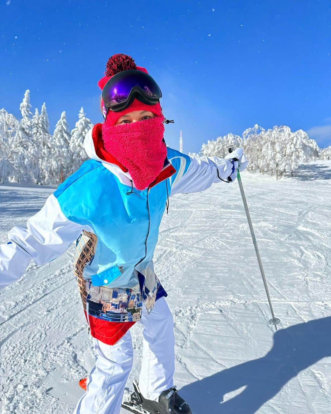 市原彩花さんのインスタグラム写真 - (市原彩花Instagram)「雪山☃️  スキー滑ってると雪国山形生まれで良かった〜って思う😙⛷ 小中高の冬の体育は全部スキーだった🎿 スーパー運動オンチだから雪国育ちじゃなかったら絶対滑れてないもん😂  3週間日本居て、昨日シンガポール戻って来たよ〜✈️ そして今日からまた旅立つよ✈️ 次はずっと前から行きたかった国へ🫶  #北海道#ルスツ#ルスツリゾート#テイネ#テイネスキー場 #ski#skiing#hokkaidosgram#スキー#skijapan#skihokkaido#hokkaidotrip#hokkaidotravel#スキーウェア#スノボウェア#スノボ#スノーボード#snowboarding#skiwear#ニセコ#トマム#niseko#tomamu#marqleen#マークリーン」1月12日 12時17分 - ayaka_ichihara