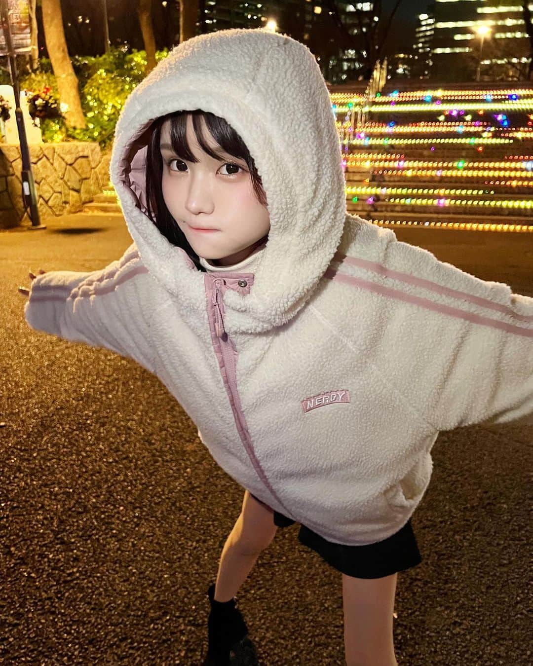 みもれもんさんのインスタグラム写真 - (みもれもんInstagram)「Snowman style on a cold night ☃️💓 Take a walk in Shinjuku ❣️  さッッみぃぃ〜夜は 雪だるまスタイル☃️🌙 新宿中央公園お散歩してました🍋 イルミネーションと都庁が綺麗でした😍  #みもれもん #Mimolemon #mimoremon #黒髪 #ショートヘア#ボブ #日本女孩  #2023 #happynewyear #あけましておめでとう #nerdy #ノルディー #韓国 #ファッション #fashion #新宿」1月12日 12時28分 - mimore_mon0929