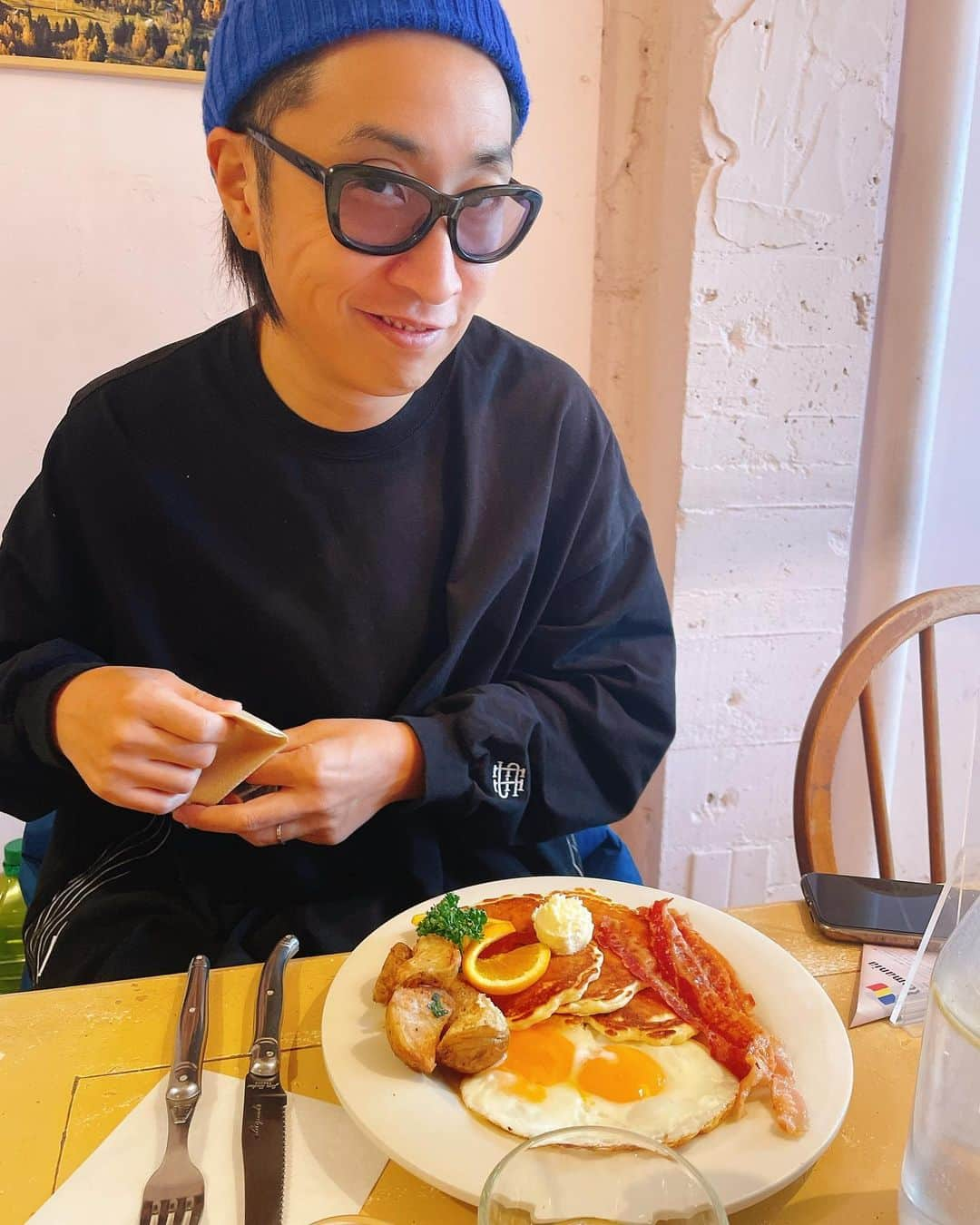 石川あんなさんのインスタグラム写真 - (石川あんなInstagram)「今日の #朝活 🍽  ／ ルーマニアの朝ごはんが 食べたーーい！ ＼  聞いたことない名前のものだらけだったけど全部美味しかった☺️ トウモロコシの主食がおかゆみたいな感じで好き！ 白インゲンペーストのバケットも不思議な味だった🤗  #ゆうたくんはアメリカの朝ごはん #スタンダード選ぶ性格 #朝食 #ルーマニア #朝ごはん #worldbreakfastallday  #外苑前 #モーニング #breakfast  #🇷🇴 #🇺🇸 #ゆってぃ #嫁ってぃ」1月12日 12時51分 - anna_iskw