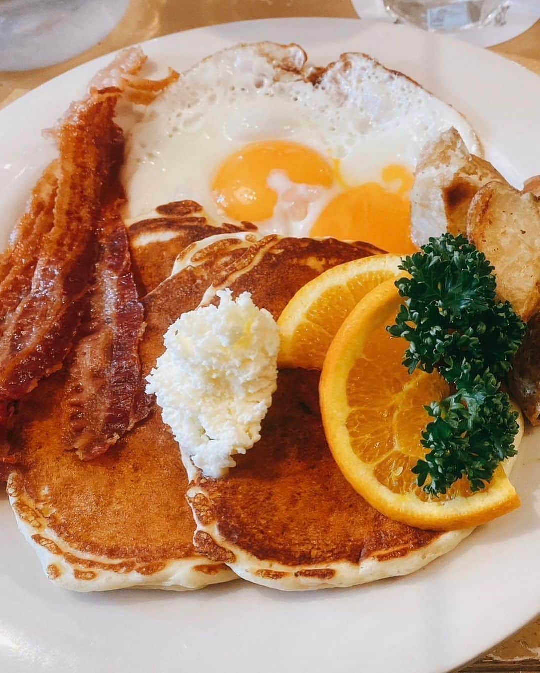 石川あんなさんのインスタグラム写真 - (石川あんなInstagram)「今日の #朝活 🍽  ／ ルーマニアの朝ごはんが 食べたーーい！ ＼  聞いたことない名前のものだらけだったけど全部美味しかった☺️ トウモロコシの主食がおかゆみたいな感じで好き！ 白インゲンペーストのバケットも不思議な味だった🤗  #ゆうたくんはアメリカの朝ごはん #スタンダード選ぶ性格 #朝食 #ルーマニア #朝ごはん #worldbreakfastallday  #外苑前 #モーニング #breakfast  #🇷🇴 #🇺🇸 #ゆってぃ #嫁ってぃ」1月12日 12時51分 - anna_iskw