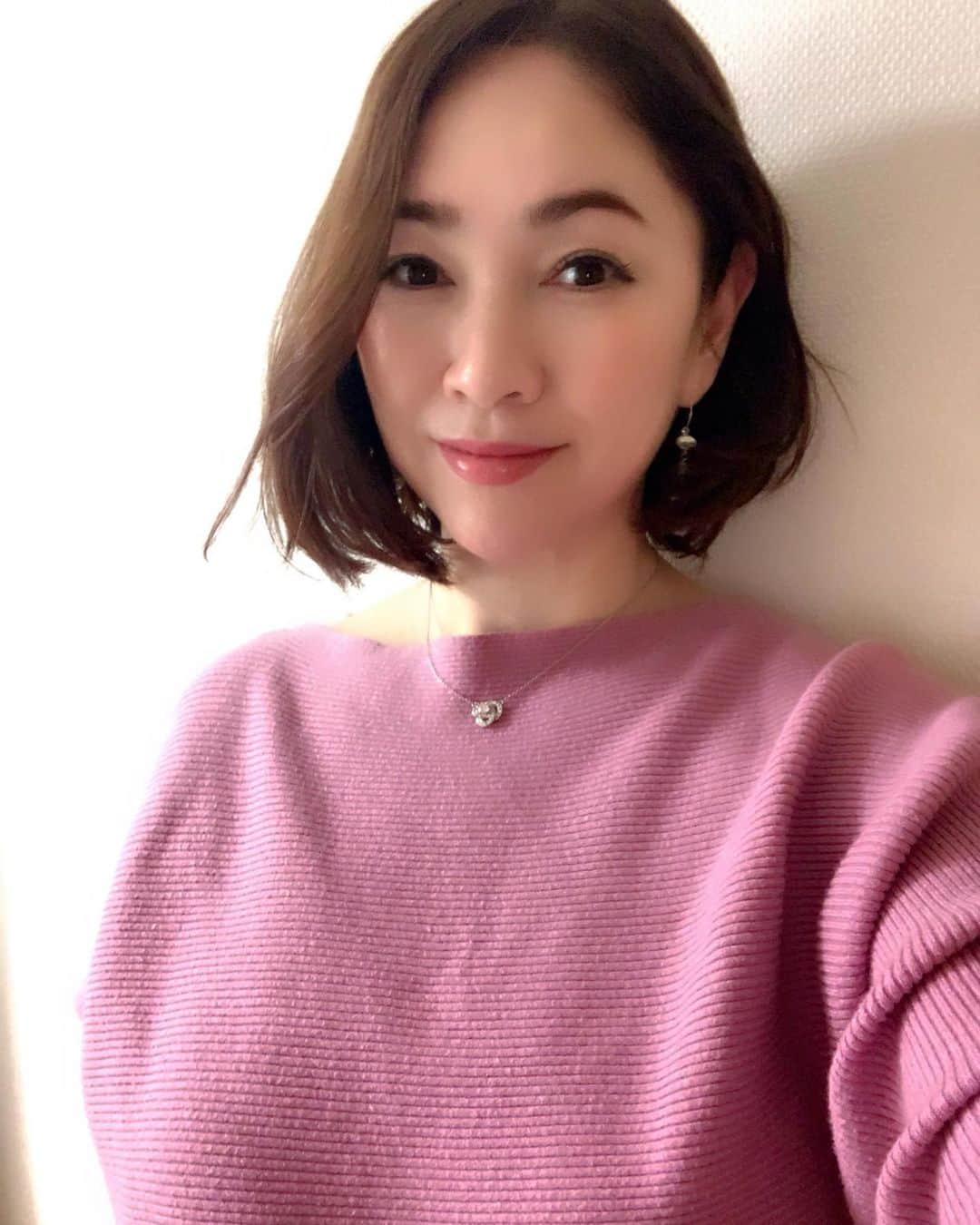 田中悦子さんのインスタグラム写真 - (田中悦子Instagram)「今日はいくらか暖かく ニットもピンクの気分💕 &ネイルもピンクです💕 アラフィフでもピンクネイル💅は気分が上がる⤴️⤴️⤴️  #アラフィフ #アラフィフ女子 #ネイル #ピンクネイル」1月12日 13時13分 - etsuko.reborn25