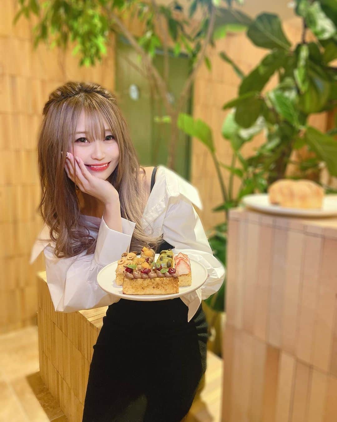 阿久津真央さんのインスタグラム写真 - (阿久津真央Instagram)「こないだオープンしたばっかりの @bouche_stickbrioche に 行ってきたー☺️🌸 めっちゃ美味しかったぁぁあ🤤💓  持ち帰りもできるから 差し入れにも良さそう🤤🤍💭」1月12日 13時38分 - akutsumao