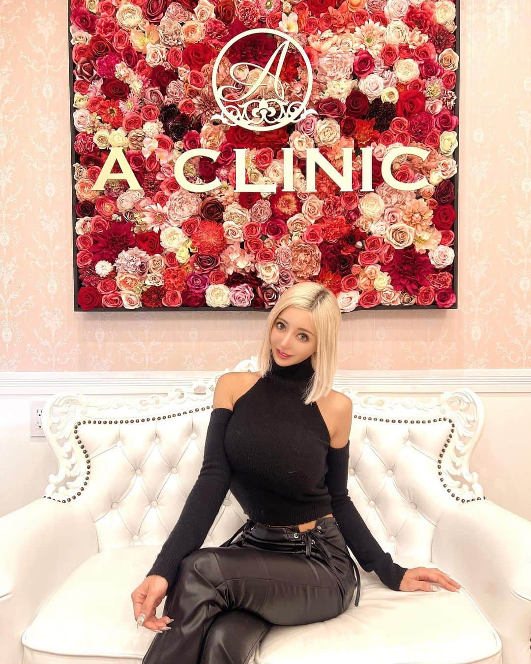 はるたむさんのインスタグラム写真 - (はるたむInstagram)「先日Aクリニック新宿院 @aclinic_shinjuku 🏥で Aスレッドをしてきたよ  たるみやほうれい線が 気になってて大事な撮影前なので 担当は３月開院予定の 仙台院院長 中村先生 @aclinic_nakamura に お願いしました✨  悩みなど丁寧に カウンセリングしてくれて 手術中も痛みなどを配慮して 行ってもらえたので 痛みなく直後から ほぼ腫れがない状態で 引き上がって感動🥹💕  最近ずっとたるみ気になってたから それが解消されるだけで生きやすくなる🫶  Aクリニックは 清潔感のある白を基調としていて お城のような院内で素敵でした✨  "ハイドラジェントル"と "マイクロボトックス"の セットになった 毛穴の引き締めや黒ずみに効果的な  "ストロベリーケア"の施術も 今気になってます🔥  #aスレッド #糸リフト #aclinic #aclinic銀座 #aclinic横浜 #aclinic新宿 #aclinic名古屋 #aclinic大阪 #aclinic福岡 #aclinic池袋 #aクリニック #エークリニック#美容クリニック  #リフトアップ #美容外科 #美容皮膚科 #スレッドリフト #小顔整形 #たるみ改善 #中村光宏」1月12日 16時16分 - harutamu02