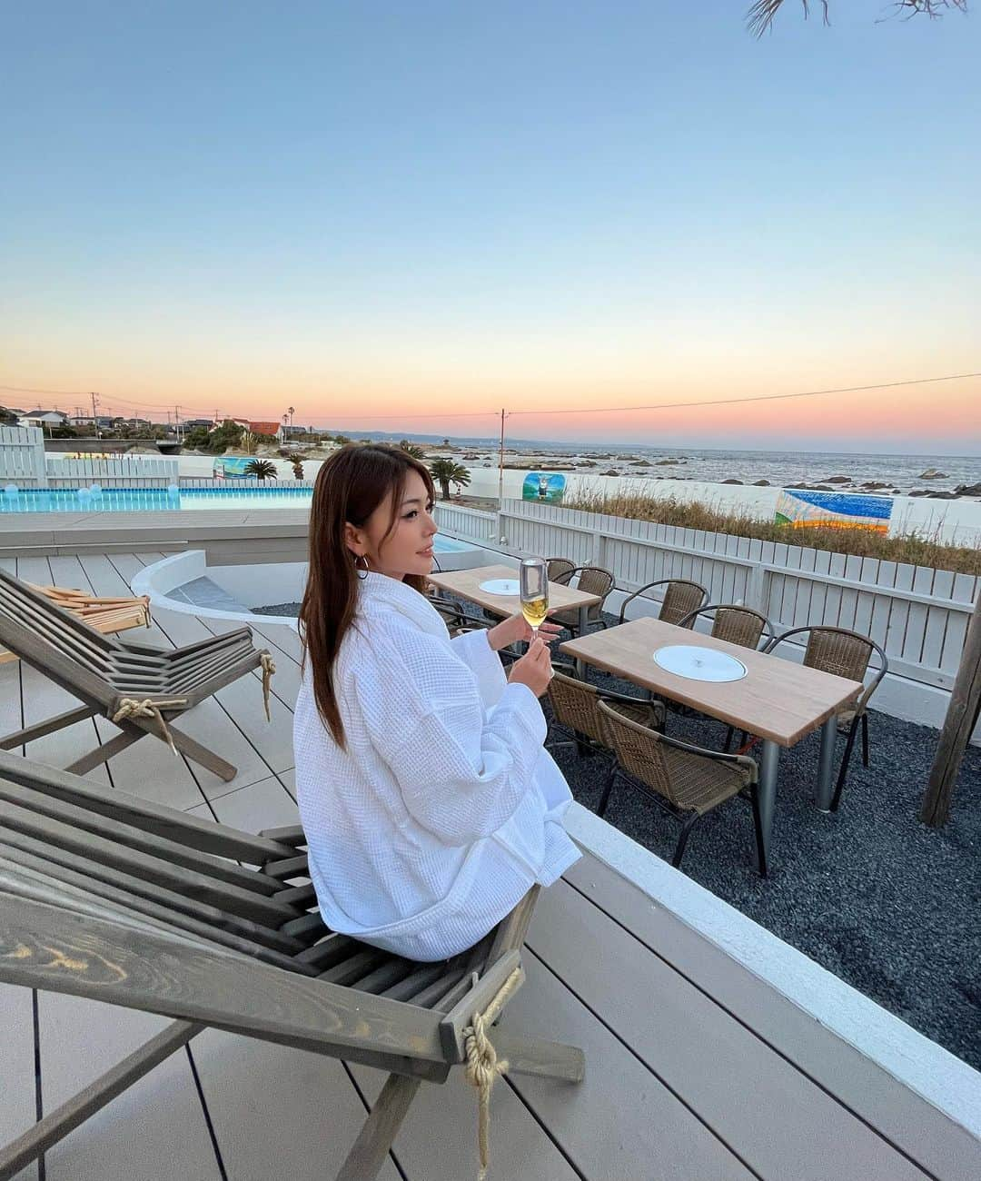 木村理恵さんのインスタグラム写真 - (木村理恵Instagram)「UMIno TERRACE VILLA🌴 @piyoresort_inc  千葉県の千倉海岸にある一棟貸切の別荘に泊まって来ました💕  最高が詰まった宿‼️ 絶対行ってみて欲しいです🤩💕  一棟まるまる貸切なので気を使わないし、 オーシャンビュー独り占め出来るの😎‼️  タオルもバスローブもサウナハットもアメニティ(ジョンマスター)も用意されてるので荷物がそんなに必要なくて、 楽ちんだったよ🫰💕  👉Point ♨️オーシャンビューのサウナ🧖‍♀️ バレルサウナでロウリュ可能🌿アロマオイルもあるよ🫶 温度が低めなので初心者の方やサウナ苦手の方にオススメ❣️  🏊インフィニティプール👙 温水プールとしてでも冷たいプールでも可能🙆‍♀️夜にサウナ入った後のプールが最高‼️ 星を観ながら⭐️プールで最高に整ったよ🥹💕  🔥焚き火台とBBQ出来るスペース🍖 今回は使用しなかったけど、焚火楽しみながらBBQしてみたい〜🤤🤤  🏕グランピングハウス🏕 ベッドが2台あってグランピングも楽しめちゃう施設は中々ないよね🤩興奮した😍  🎥プロジェクター✨ 部屋の中に大きいプロジェクターがあって、音も迫力あって凄く皆で楽しめたよ❤️  2名〜最大12名まで宿泊可能🙆‍♀️  一泊一人11000円〜 日帰りプランもあり🙆‍♀️✨ 詳しくは👉 @piyoresort_inc からHP見てみてね✨ 私のストーリーハイライトにも載せてます✨  最高すぎたので、是非行ってみて欲しい場所🚗🌴💕  📍UMInoTERRACE Villa 《PIYO RESORT INC》 〒295-0023 千葉県南房総市千倉町川口７０−４  私達は都内から車で行って混雑無しで2時間くらいで着きました🚗✨ 黒須運転ありがとう〜❤️  #uminoterrace #海のテラス#貸別荘 #千葉観光#海の見える#サウナ#uminoterracevilla #uminoterracechikura  #インフィニティプール#バーベキュー #プール#プロジェクター#グランピング #一棟貸し#千葉サウナ#千倉 #サウナー#ロウリュ #宿泊施設 #サウナ女子#サ旅 #サ活女子 #ビキニ女子 #水着#水着コーデ #saunner #sauna #bikini #swimwear #japanesegirl」1月12日 16時47分 - rierienari1229