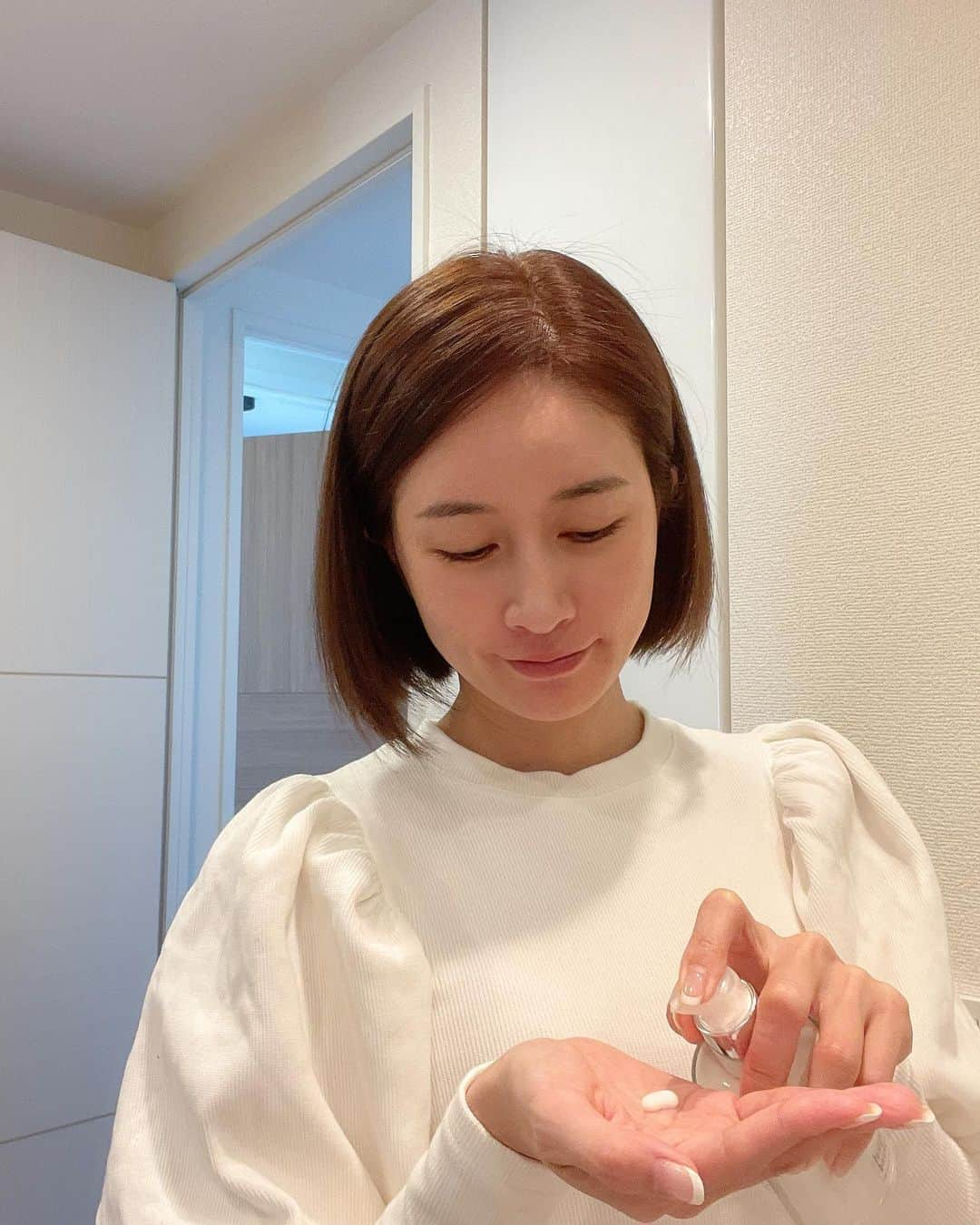 KAORI.OMURA 大村香織さんのインスタグラム写真 - (KAORI.OMURA 大村香織Instagram)「昨年末 とっても忙しい中 こちらの美容乳液でお肌も 呼吸も整えて乗り切った✨  40年以上愛される シスレーのアイコニックアイテム @sisleyparisofficial   発売以来初めての リニューアル✨  発表会にて 一足先からお試しさせて いただきました☺︎  冒頭に書いたけど 顔に塗る前に 鼻から香りを楽しんで欲しい✨  疲れた脳みそ🧠が 柔らかく解される所から 楽しんで欲しい✨  テクスチャーは サラッとしているから 乳液が普段は苦手かも、と 言う方にもチャレンジしやすい🙆‍♀️  そして しっかり保湿してくれるから 化粧水の後なこれだけでも 大丈夫🙆‍♀️な程です☺︎  1月5日からアジア専攻販売 sisley エコロジカルコムパウンドアドバンスト 60ml 19,250円 125ml 31,350円  #sisleyparis #シスレー#エコロジカルコムパウンド#エコロジカルコムパウンドアドバンスト #基礎化粧品#スキンケア#スキンケア紹介 #愛用品 #デパコス#アラフォー美容#美容好き#マーガレット #植物#アンチエイジング化粧品」1月12日 16時59分 - kaori.omura