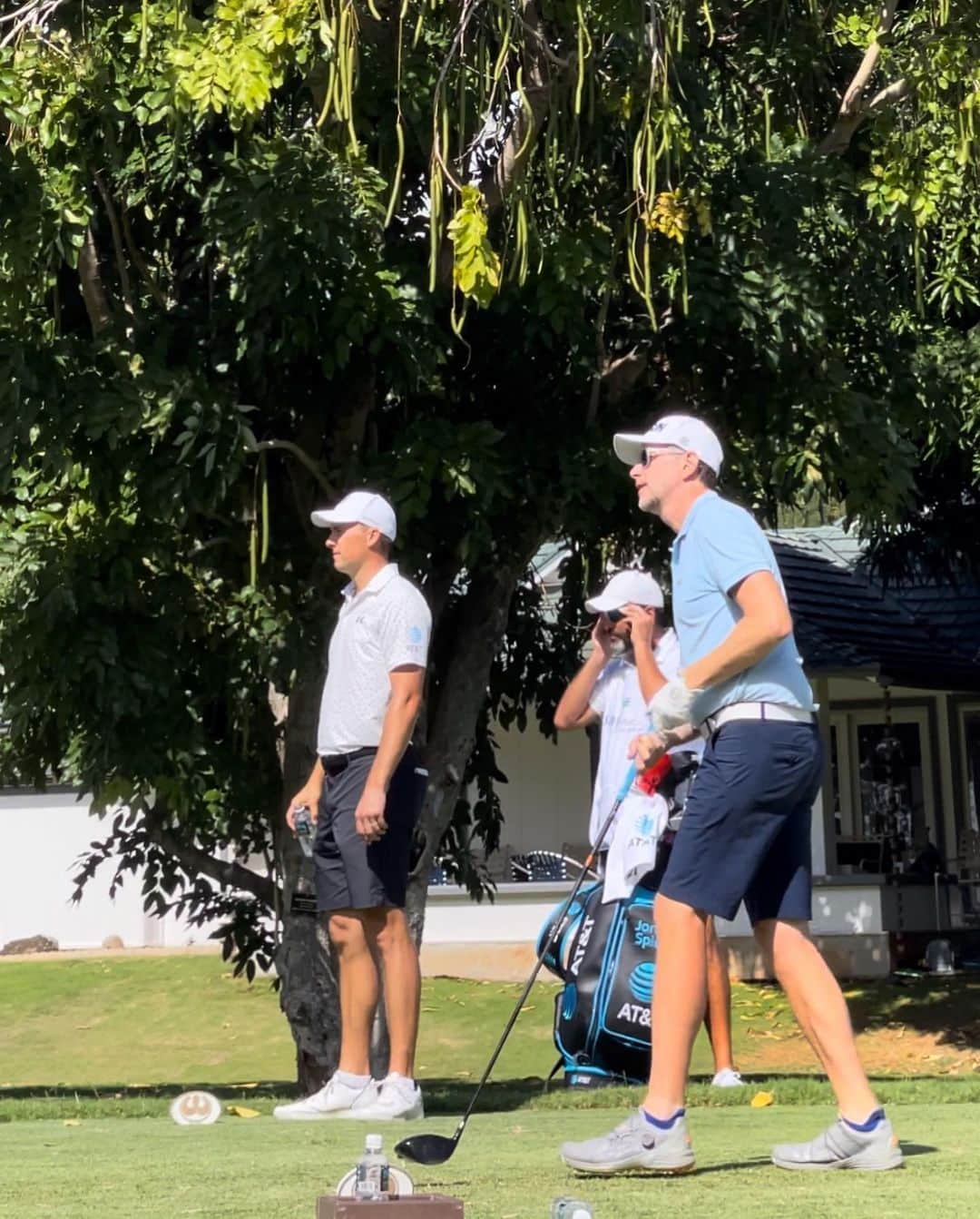 アンミカさんのインスタグラム写真 - (アンミカInstagram)「今日の【SONY OPEN in Hawaii🌺　25th プロアマ戦ドリームカップ⛳️】は、ジョーダン・スピース選手　@jordanspieth とラウンドさせて頂きましたよ😍❣️  顔が小さくて185cmの高身長の好青年は、私の拙い話も熱心に聞いてくださり、旦那様とも歩きながら仲良く話してくださる優しい方。 トッププレイヤーのプレイをそばで見ることができて、最高の思い出になりました💕  旦那様とキャディーを務めてくれた、エイミー古賀プロの妹のジェニファーとアシュレイちゃんも、みんなでウエアをブルー系に揃えて💙  まだ、手術の後遺症でしっかりクラブを握れないこともあり足を引っ張ってしまいましたが、素敵なチームに恵まれ、幸せな一日になりました☺️  帰国したら、レッスンに通おうと決意🏌️‍♀️ きちんと上手くなりたい‼️  さて、本日1/12(木)は  ・19:00〜22:00 MBS 【プレバト　３時間SP】  ・・22:45〜23:00 NHK夜ドラ 【ワタシってサバサバしてるから】  ・23:00〜23:40  フジテレビす 【トークイーンズ】秋元康さんに出演です。  お時間許す方は是非ご覧下さいませ❣️  @sonyopenhawaii  #25aniversary」1月12日 18時57分 - ahnmikaofficial