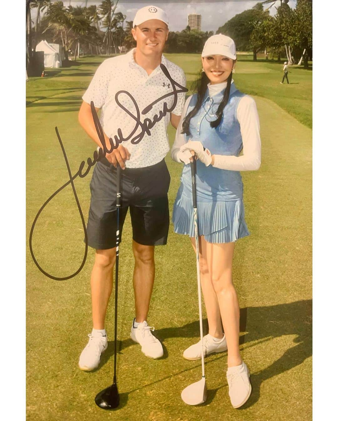 アンミカさんのインスタグラム写真 - (アンミカInstagram)「今日の【SONY OPEN in Hawaii🌺　25th プロアマ戦ドリームカップ⛳️】は、ジョーダン・スピース選手　@jordanspieth とラウンドさせて頂きましたよ😍❣️  顔が小さくて185cmの高身長の好青年は、私の拙い話も熱心に聞いてくださり、旦那様とも歩きながら仲良く話してくださる優しい方。 トッププレイヤーのプレイをそばで見ることができて、最高の思い出になりました💕  旦那様とキャディーを務めてくれた、エイミー古賀プロの妹のジェニファーとアシュレイちゃんも、みんなでウエアをブルー系に揃えて💙  まだ、手術の後遺症でしっかりクラブを握れないこともあり足を引っ張ってしまいましたが、素敵なチームに恵まれ、幸せな一日になりました☺️  帰国したら、レッスンに通おうと決意🏌️‍♀️ きちんと上手くなりたい‼️  さて、本日1/12(木)は  ・19:00〜22:00 MBS 【プレバト　３時間SP】  ・・22:45〜23:00 NHK夜ドラ 【ワタシってサバサバしてるから】  ・23:00〜23:40  フジテレビす 【トークイーンズ】秋元康さんに出演です。  お時間許す方は是非ご覧下さいませ❣️  @sonyopenhawaii  #25aniversary」1月12日 18時57分 - ahnmikaofficial